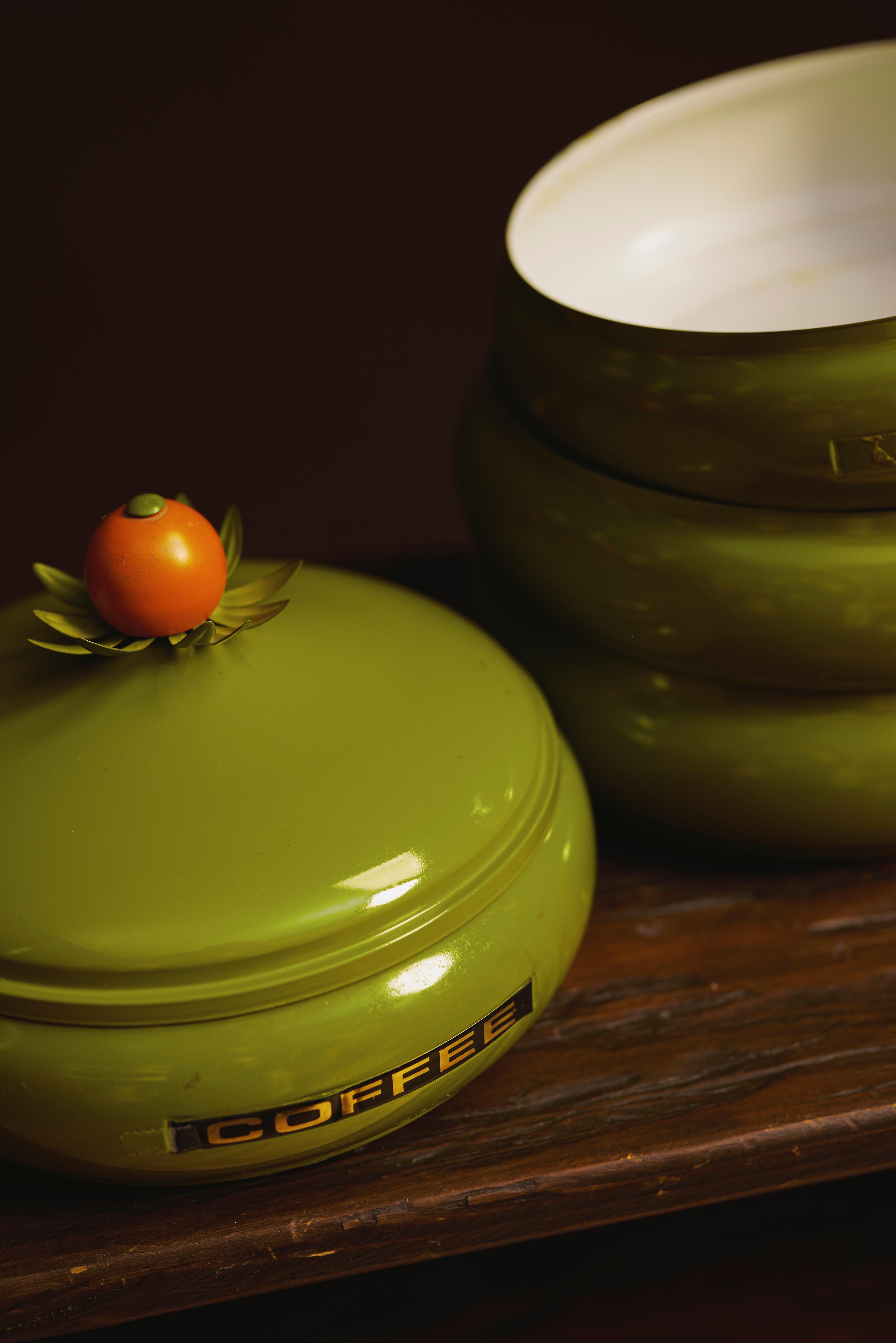 Émaillé Ensemble de boîtes métalliques empilables à 4 niveaux par Lincoln Beauty Ware, États-Unis, années 1960 en vente