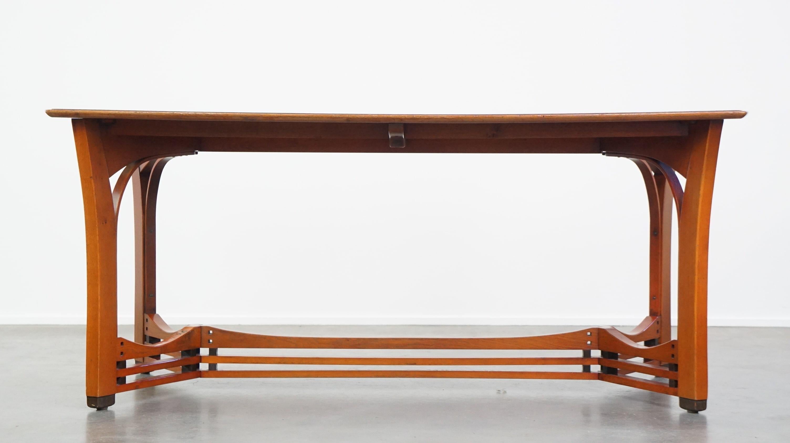 Cette étonnante table de salle à manger au design Art nouveau est signée par la célèbre marque néerlandaise Schuitema, et elle s'intègre facilement dans presque tous les intérieurs. Nous sommes convaincus qu'il s'agit d'un complément idéal pour