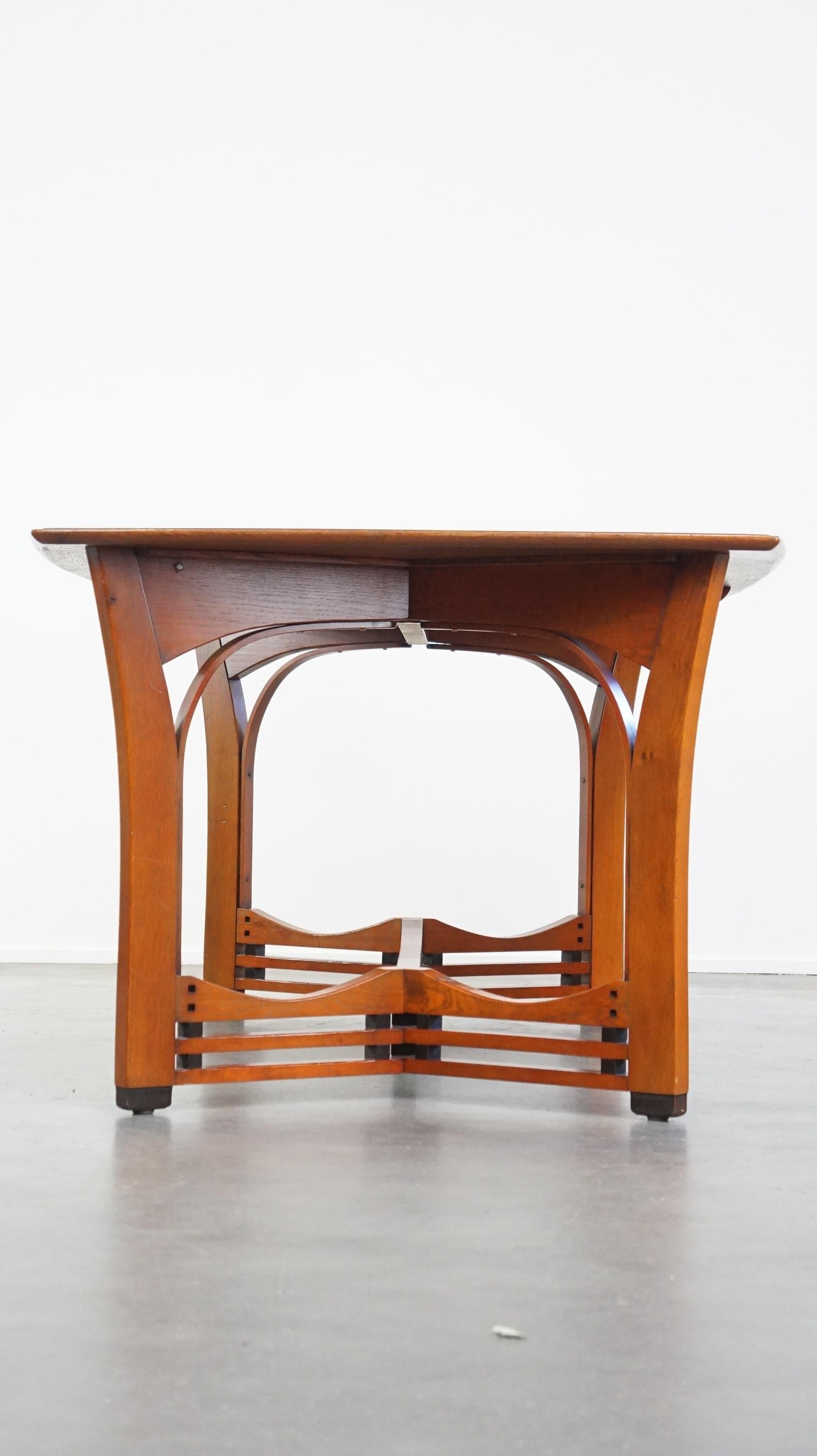 Néerlandais Table de salle à manger Art Nouveau de 4 à 6 personnes par Schuitema avec des détails étonnants en vente
