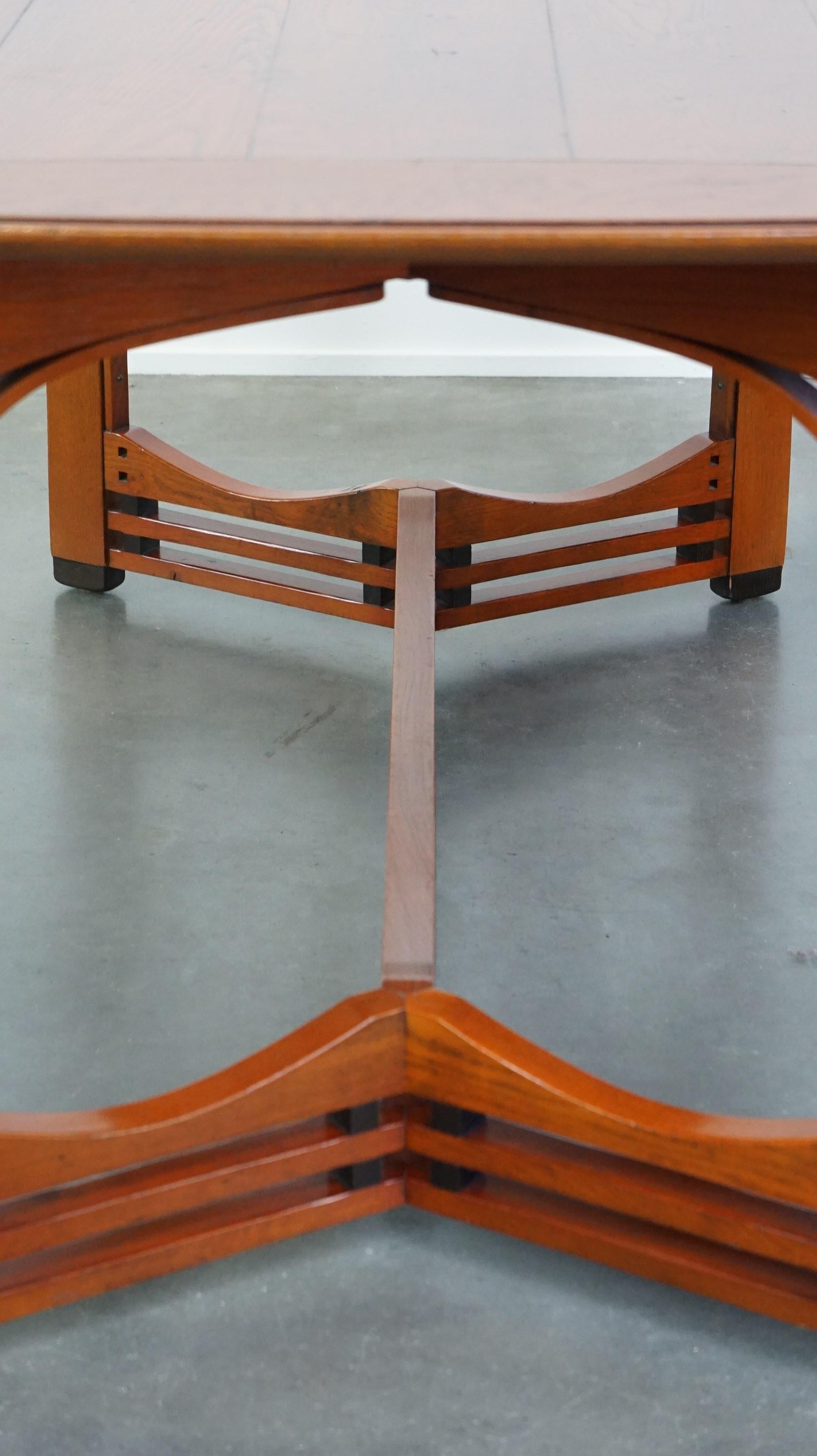 Bois Table de salle à manger Art Nouveau de 4 à 6 personnes par Schuitema avec des détails étonnants en vente