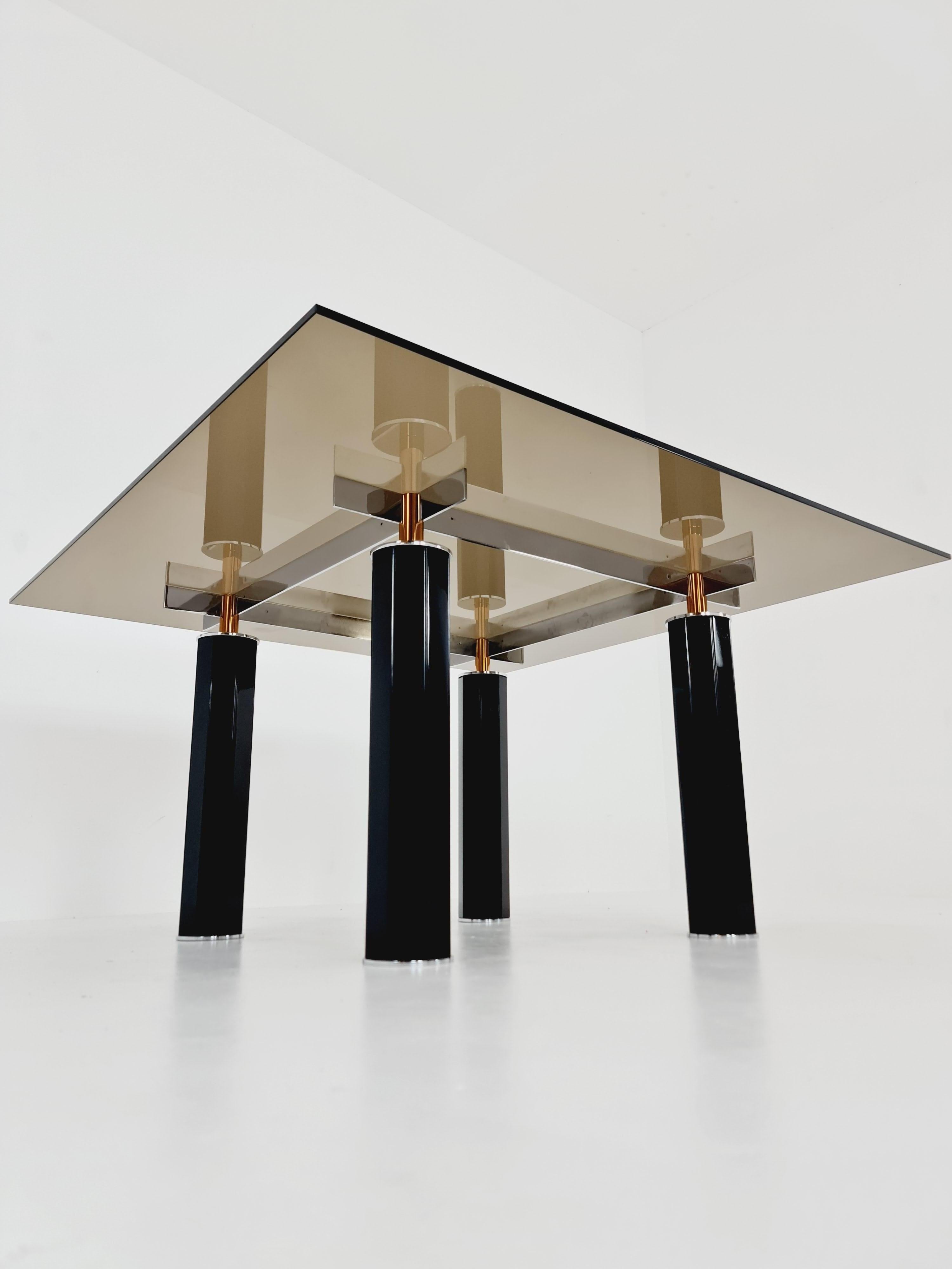 4 Totem dining chairs by Torstein Nilsen for Westnofa, Italian design table In Good Condition For Sale In Gaggenau, DE