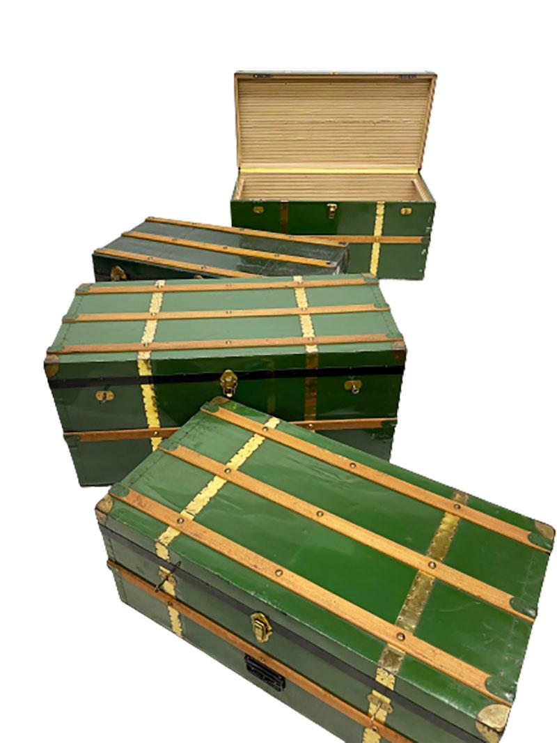 4 green Trunks, ca 1915

4 trunks from the 1st part of the 20th Century in green metal with wood and copper fittings. The drawer is still present in 3 suitcases. The dark green does not. The keys of all suitcases are complete.

The trunks