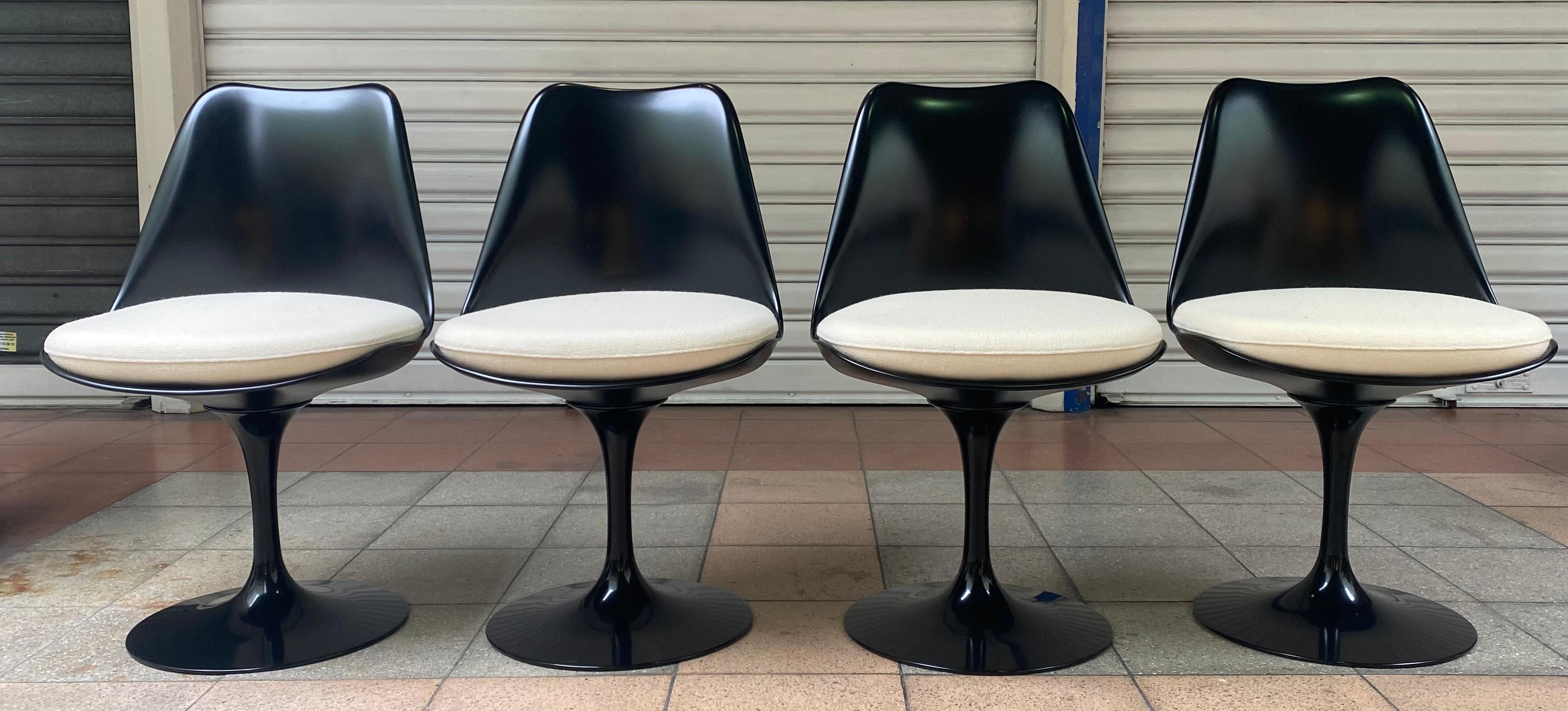 4 Tulip chairs - Eero Saarinen Knoll International
Black with removable cream cushions 
Signed under the foot 
New
Rotatable 
Dimensions : H 80 x 40 x 51cm
Price : 6900€ for the Tulip chair

Several times awarded, the Tulip chair, with