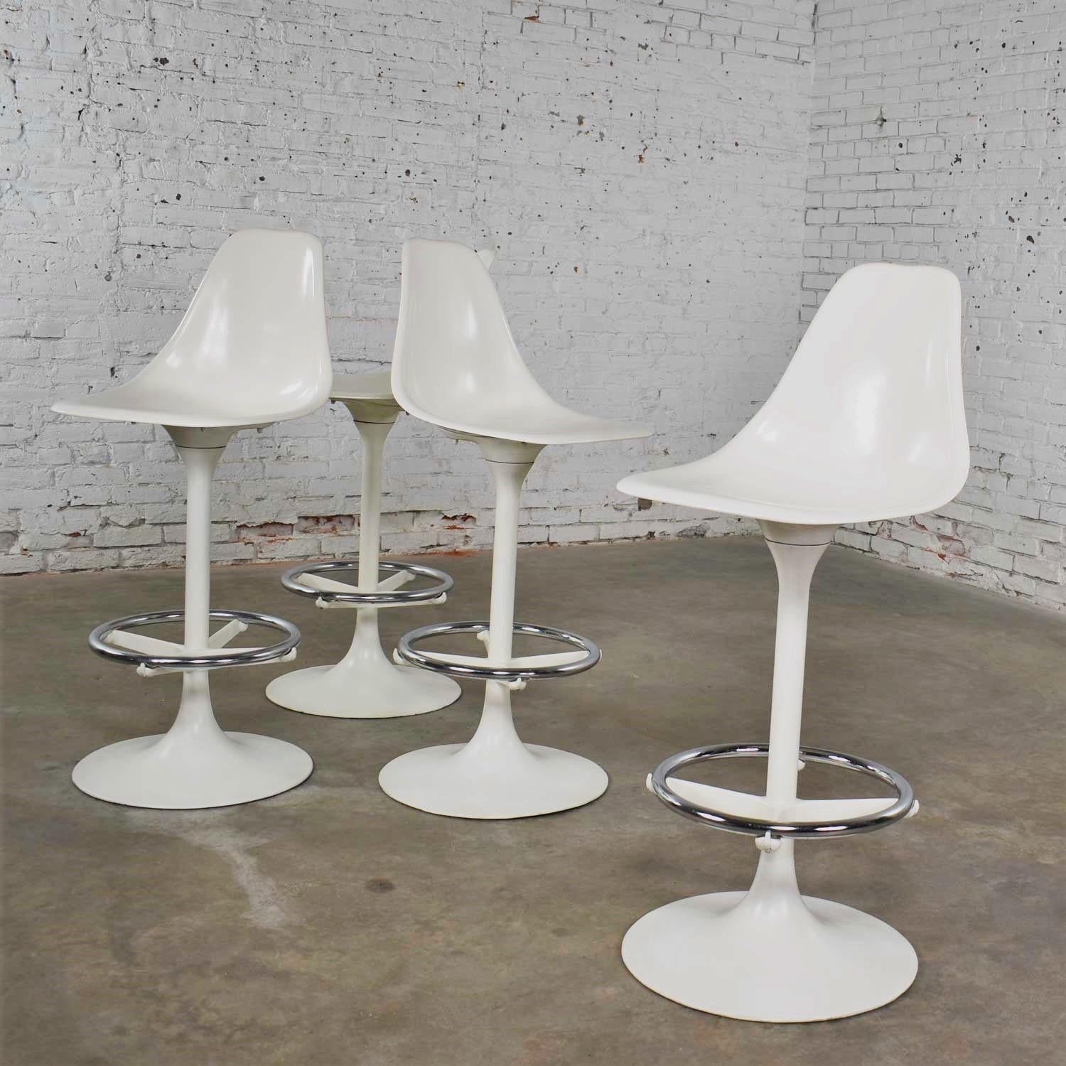 4 Tulip Style White Swivel Barstools by Arthur Umanoff for Contemporary Shells In Good Condition In Topeka, KS