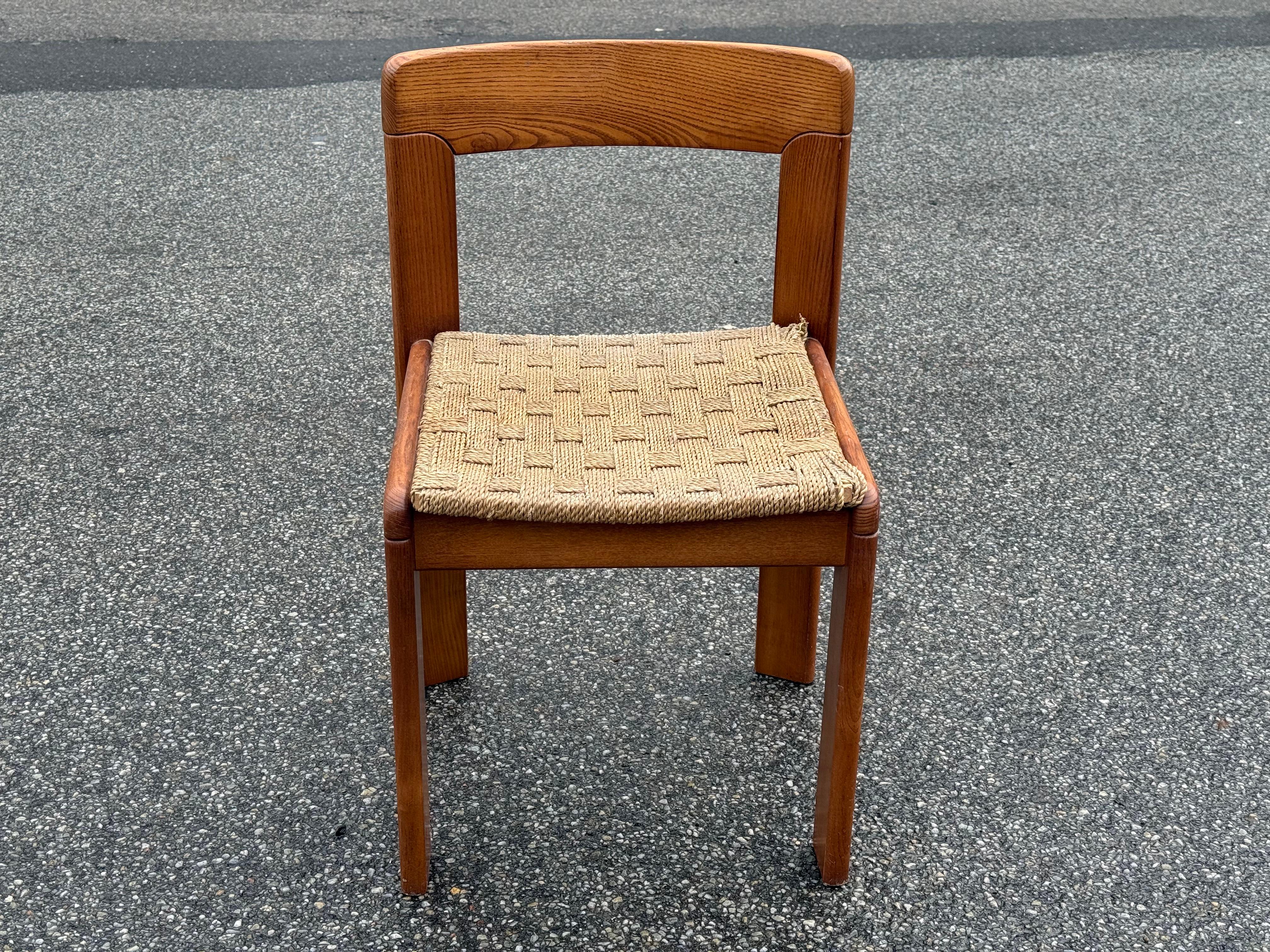 Straordinario set di 4 sedie italiane di metà secolo moderno in Oak. Ho cercato in rete e nei cataloghi, ma non si trova. Un vero e proprio gioiello dal design atipico per lo stile italiano di metà secolo e più in linea con la tradizione scandinava