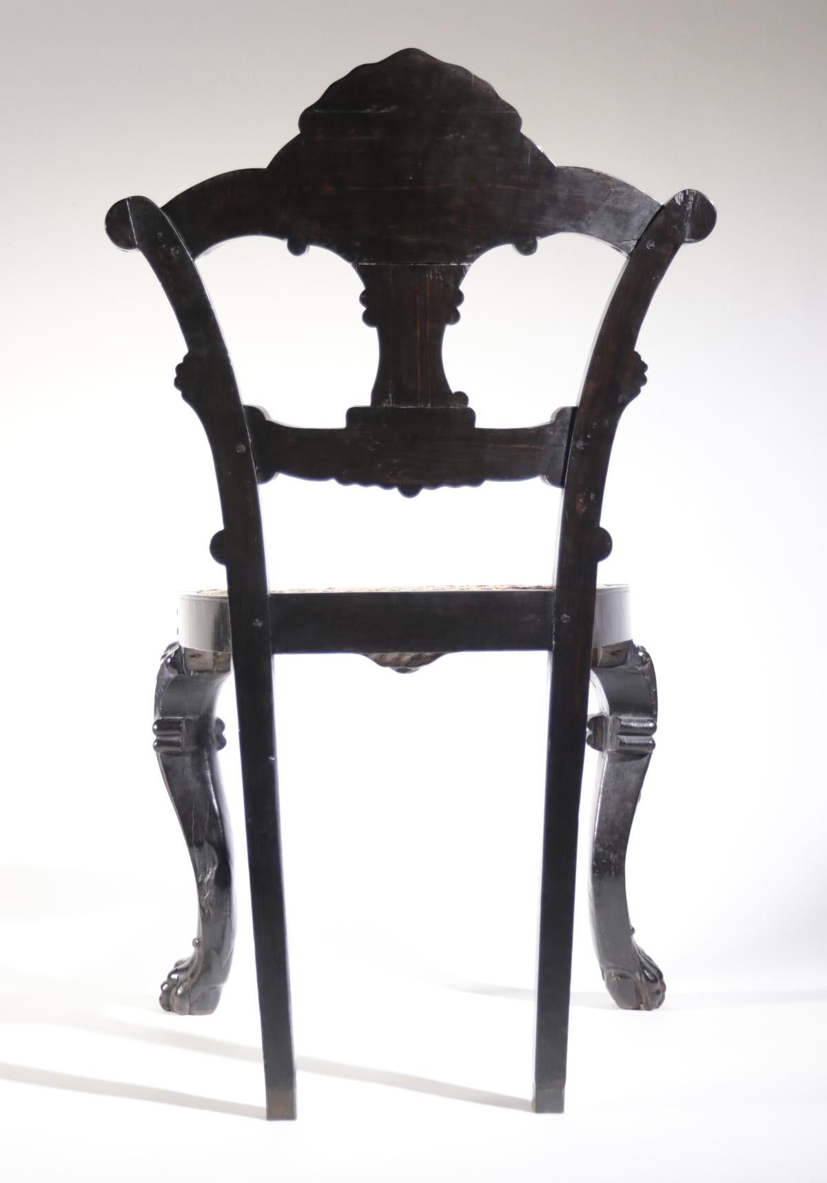 These chairs were commissioned for a representative of a colonial settlement In Indie or in Ceylon (so not in the Dutch East Indies although one should not rule out this possibility!) We are still looking for the family crest
identify. The client