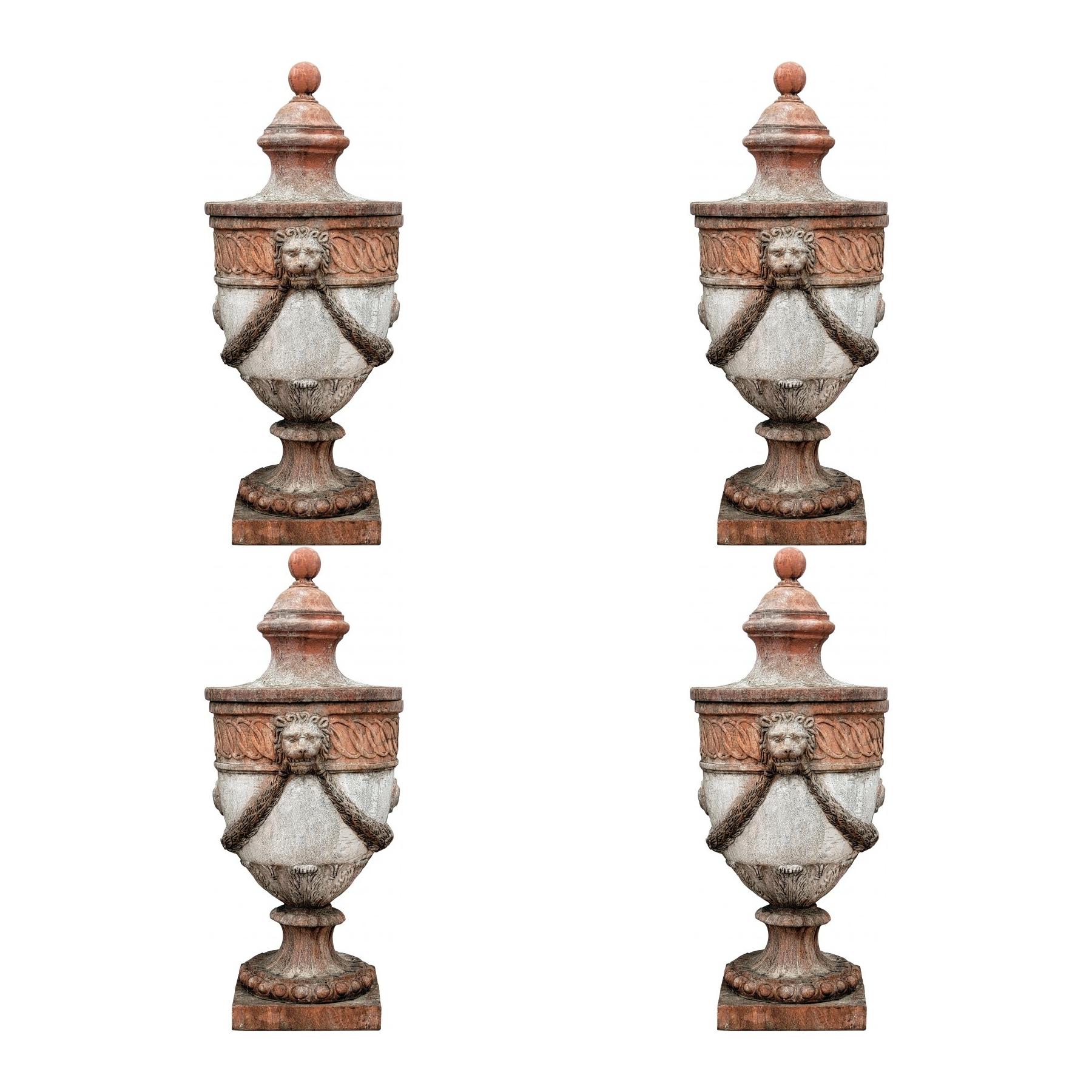4 Vases Tuscan Empire, Impruneta terracotta florence, end 19th century.

Empire vase, common on the roof of the ancient Florentine villas remodeled in the 19th century..
The cap, imposing, with considerable momentum, is surmounted by a sphere.
