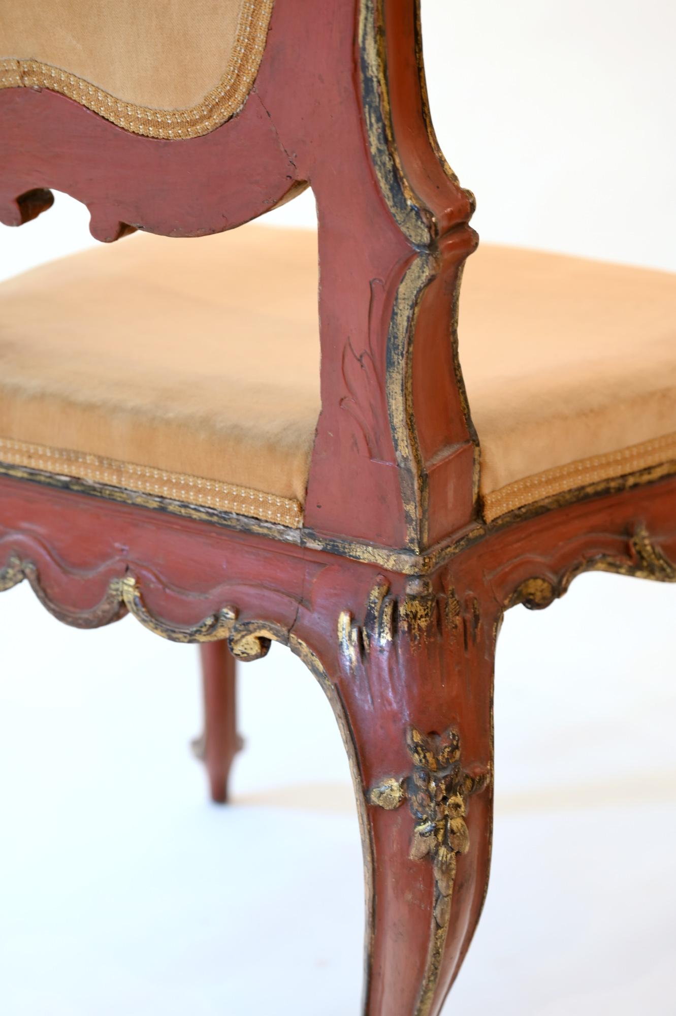 4 Venetian Chairs 18th Century Red Lacquered Painted Partially Giltwood, Italy For Sale 1