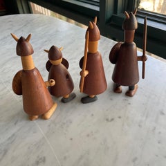 4 Figure di soldato vichingo danese in teak vintage degli anni '50 Collezione Mid-Century