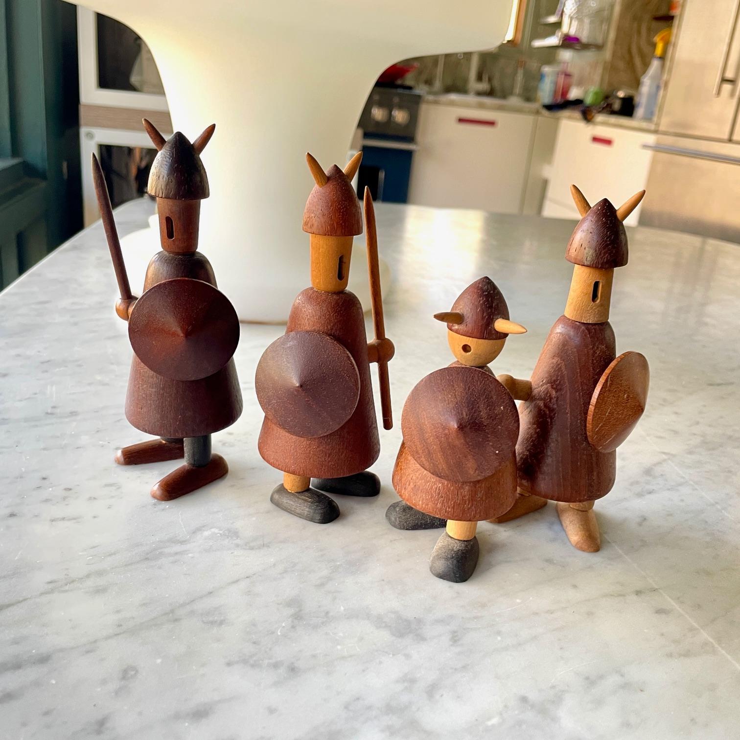Danois 4 figurines de soldats vikings danois en teck des années 1950 Collection du milieu du siècle en vente