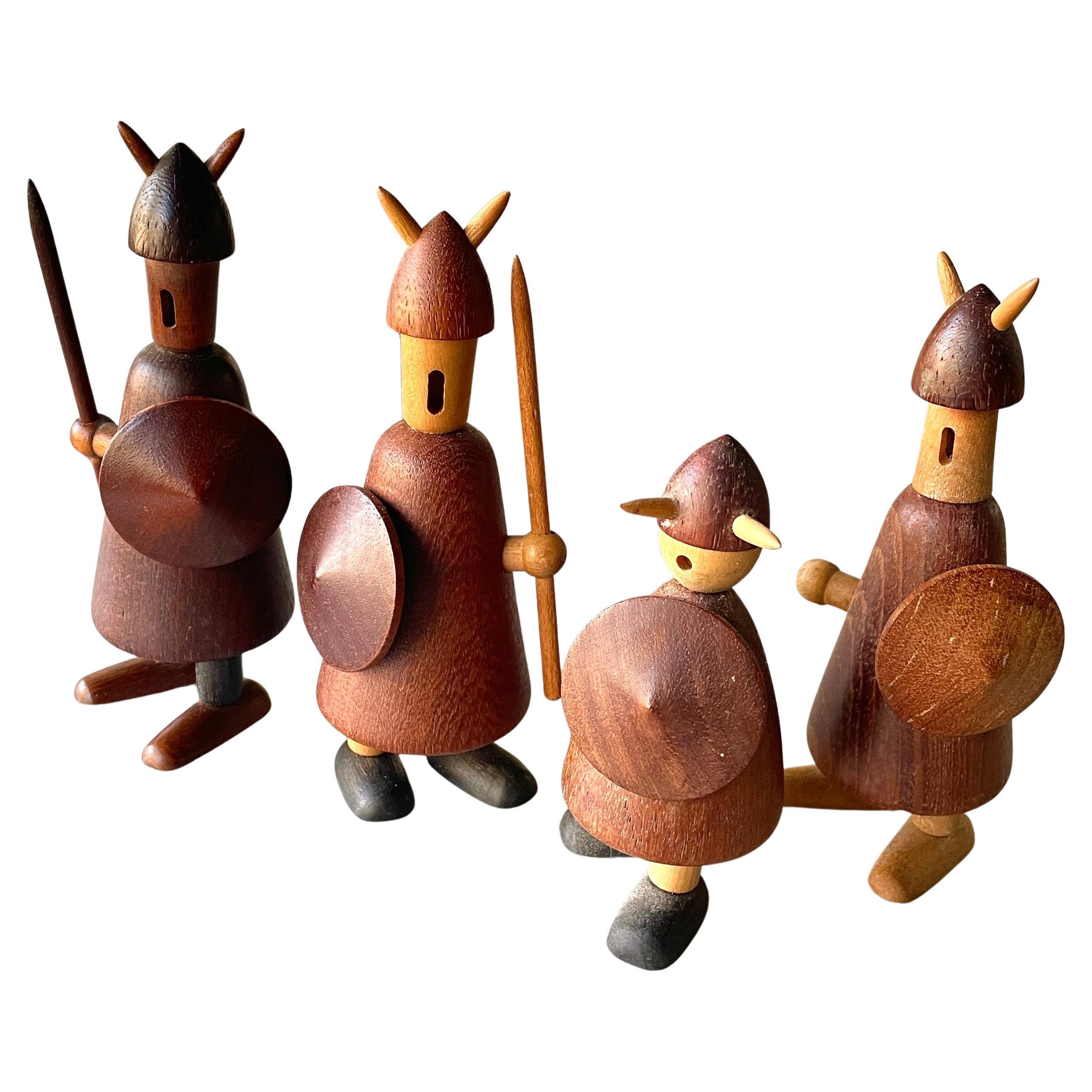 4 figurines de soldats vikings danois en teck des années 1950 Collection du milieu du siècle en vente