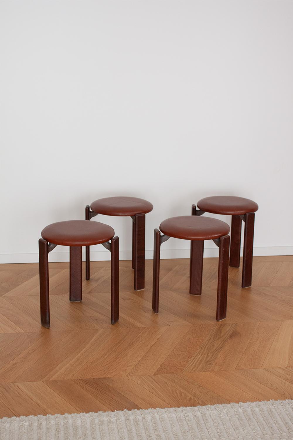 Informations importantes sur les soins :
Lors de l'achat d'une chaise, d'un tabouret, d'une table ou de tout autre meuble qui repose sur le sol, veuillez inspecter les pieds et le dessous avant de les utiliser. Veillez à utiliser les protections