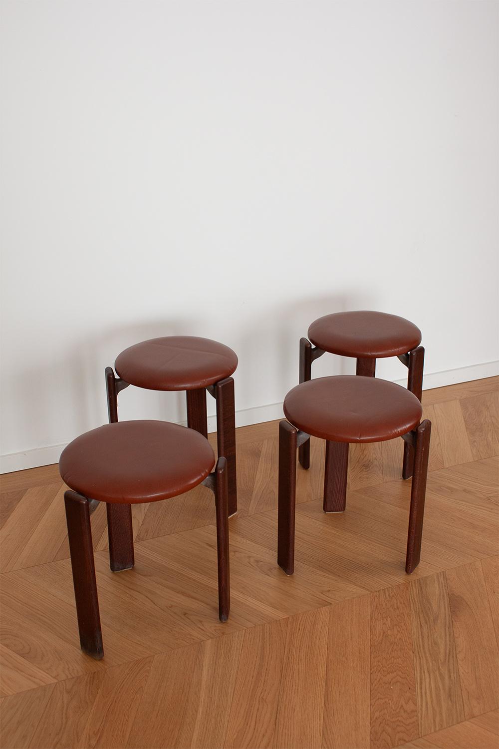 Mid-Century Modern 4 tabourets vintage à 3 pieds Bruno Rey en bois foncé et cuir par Dietiker en vente
