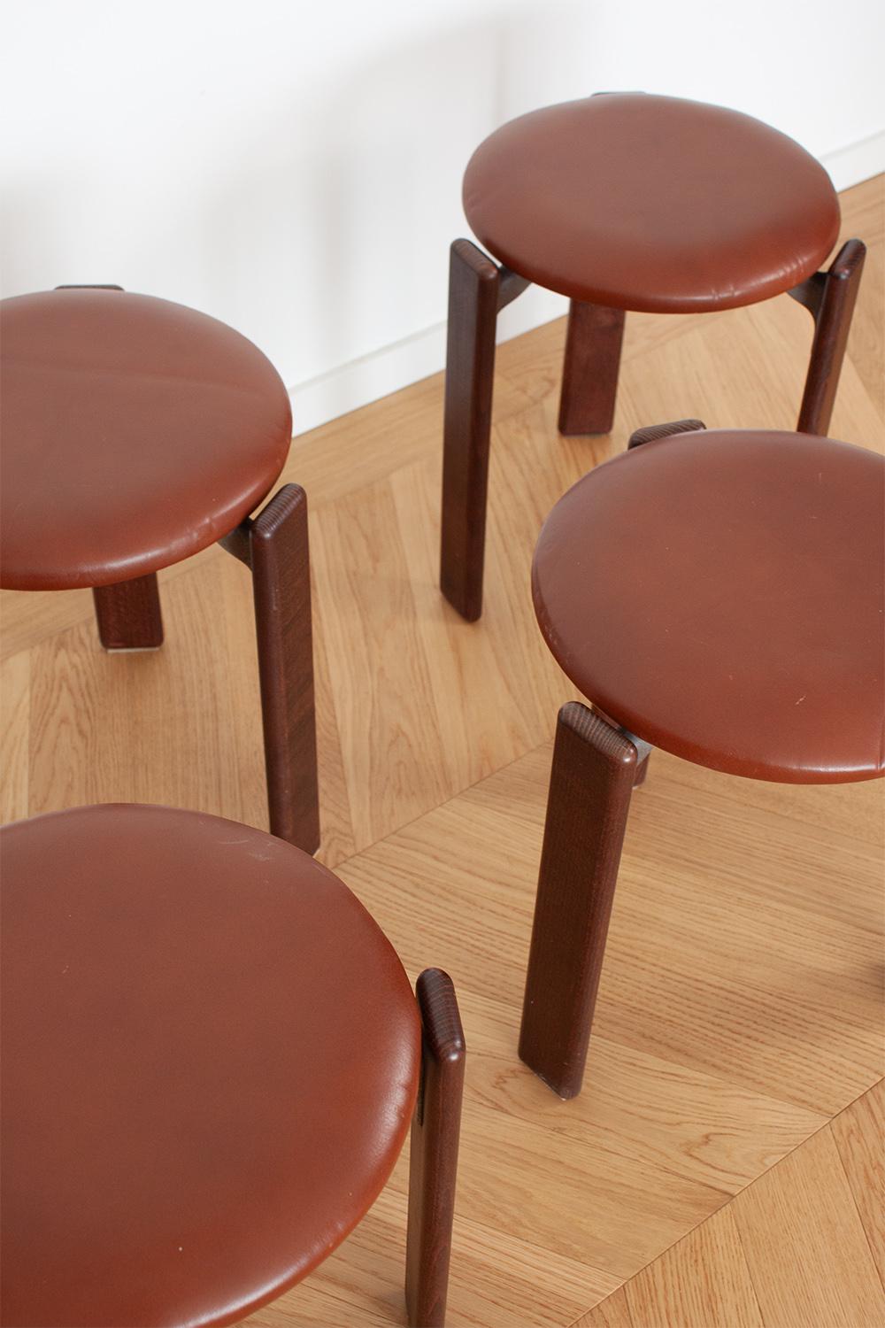 Suisse 4 tabourets vintage à 3 pieds Bruno Rey en bois foncé et cuir par Dietiker en vente