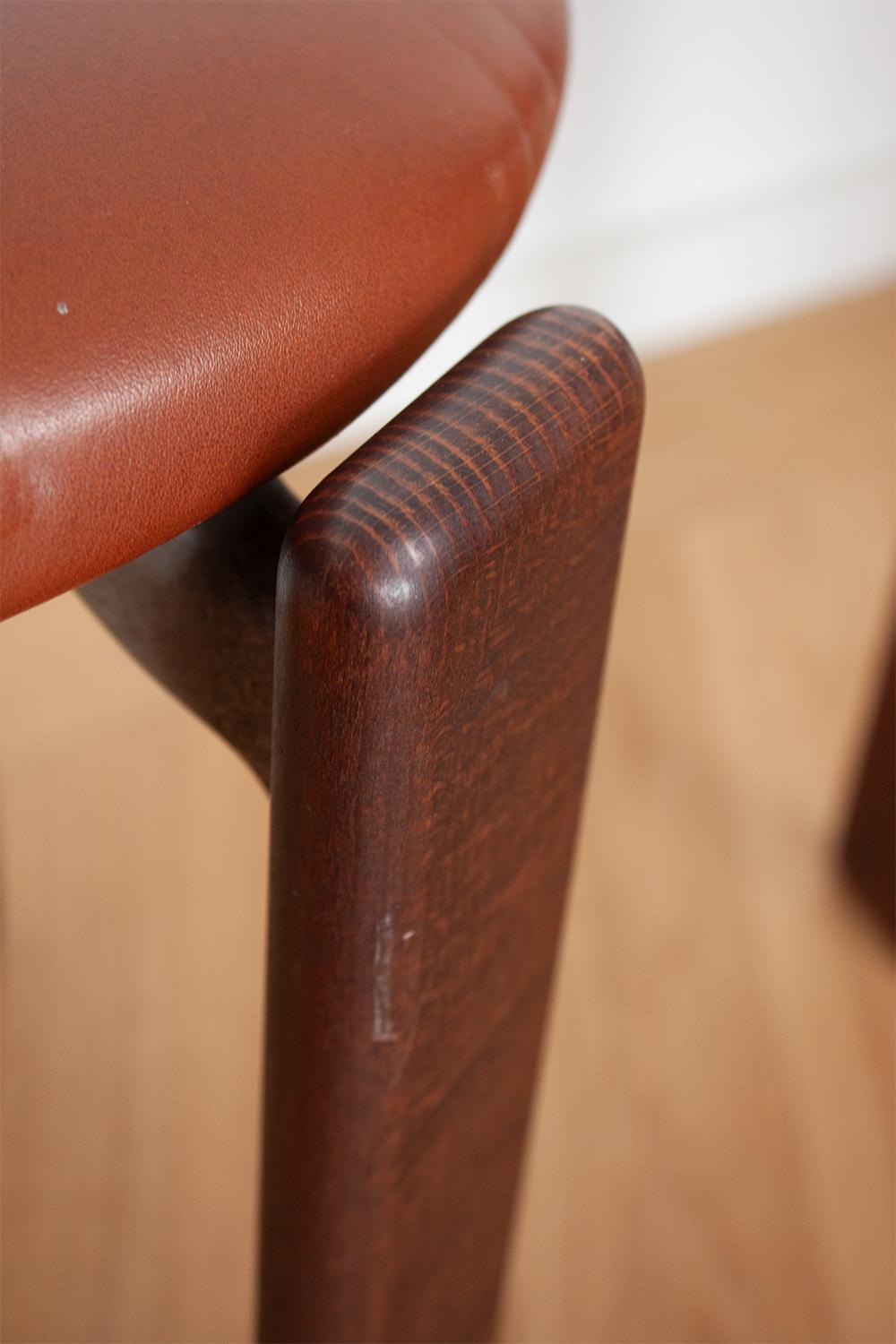 20ième siècle 4 tabourets vintage à 3 pieds Bruno Rey en bois foncé et cuir par Dietiker en vente