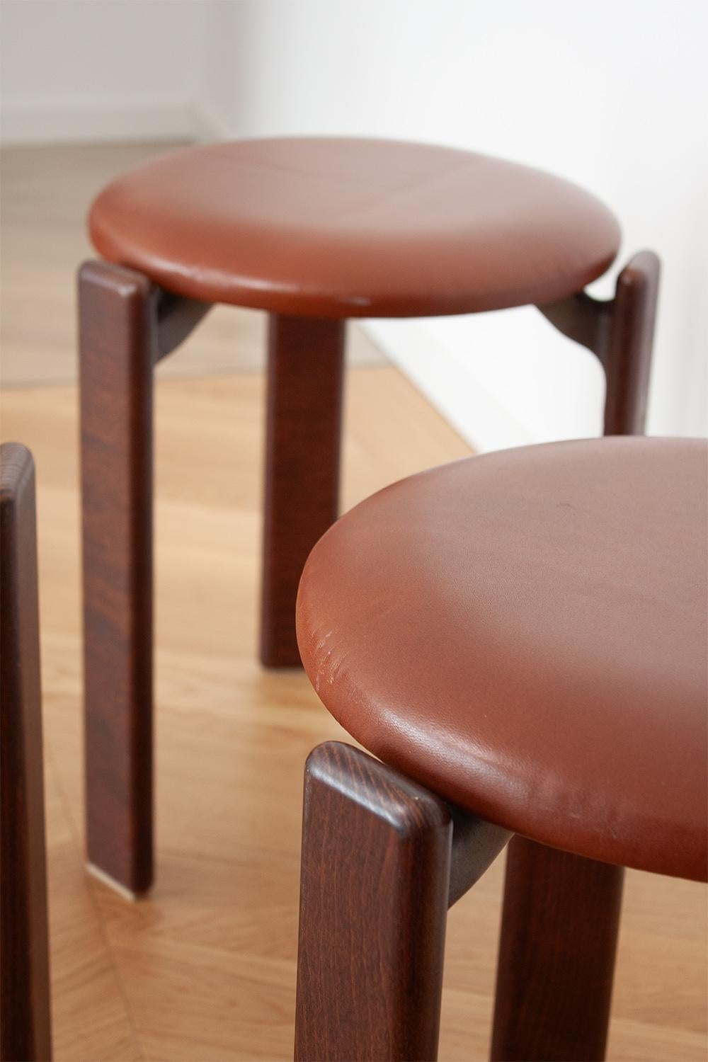 Bois 4 tabourets vintage à 3 pieds Bruno Rey en bois foncé et cuir par Dietiker en vente