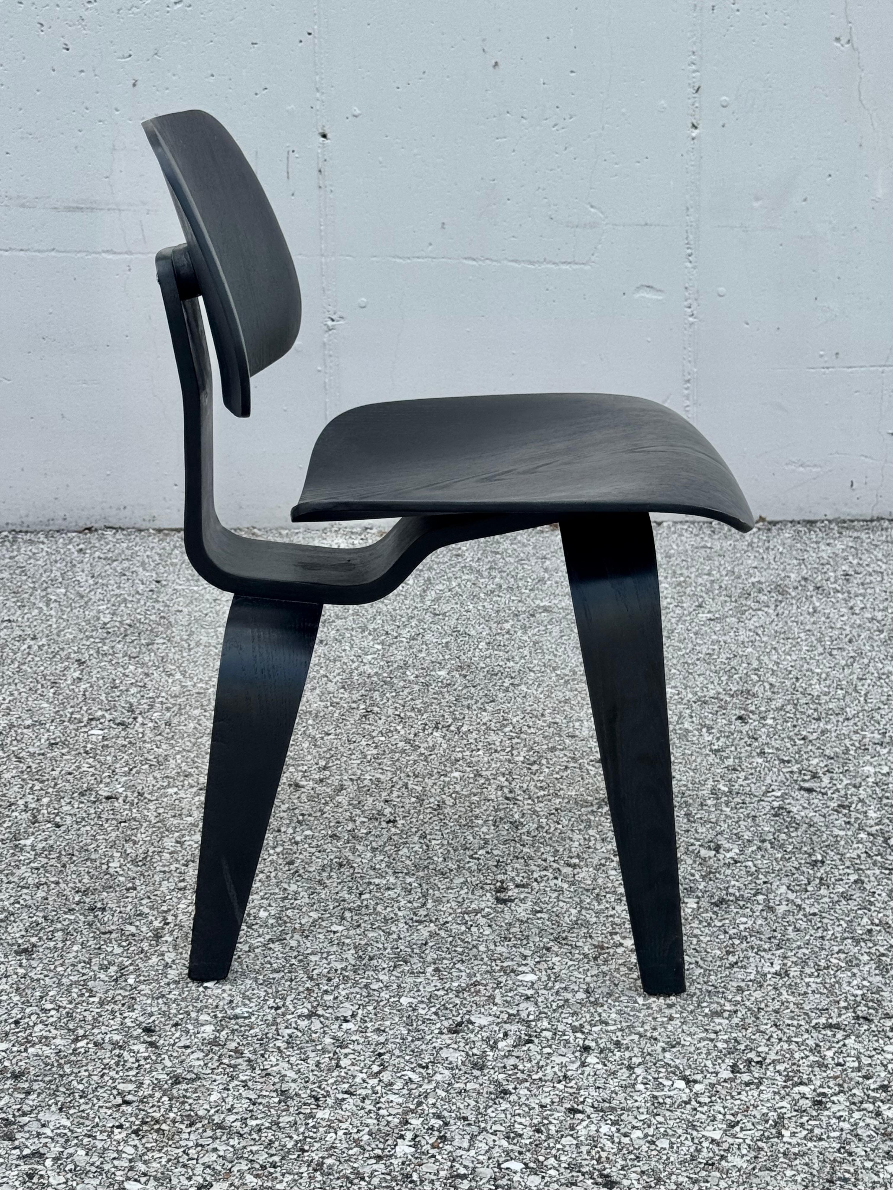 4 Vintage Charles & Ray Eames Ebonized Plywood DCW Chairs for Herman Miller For Sale 4