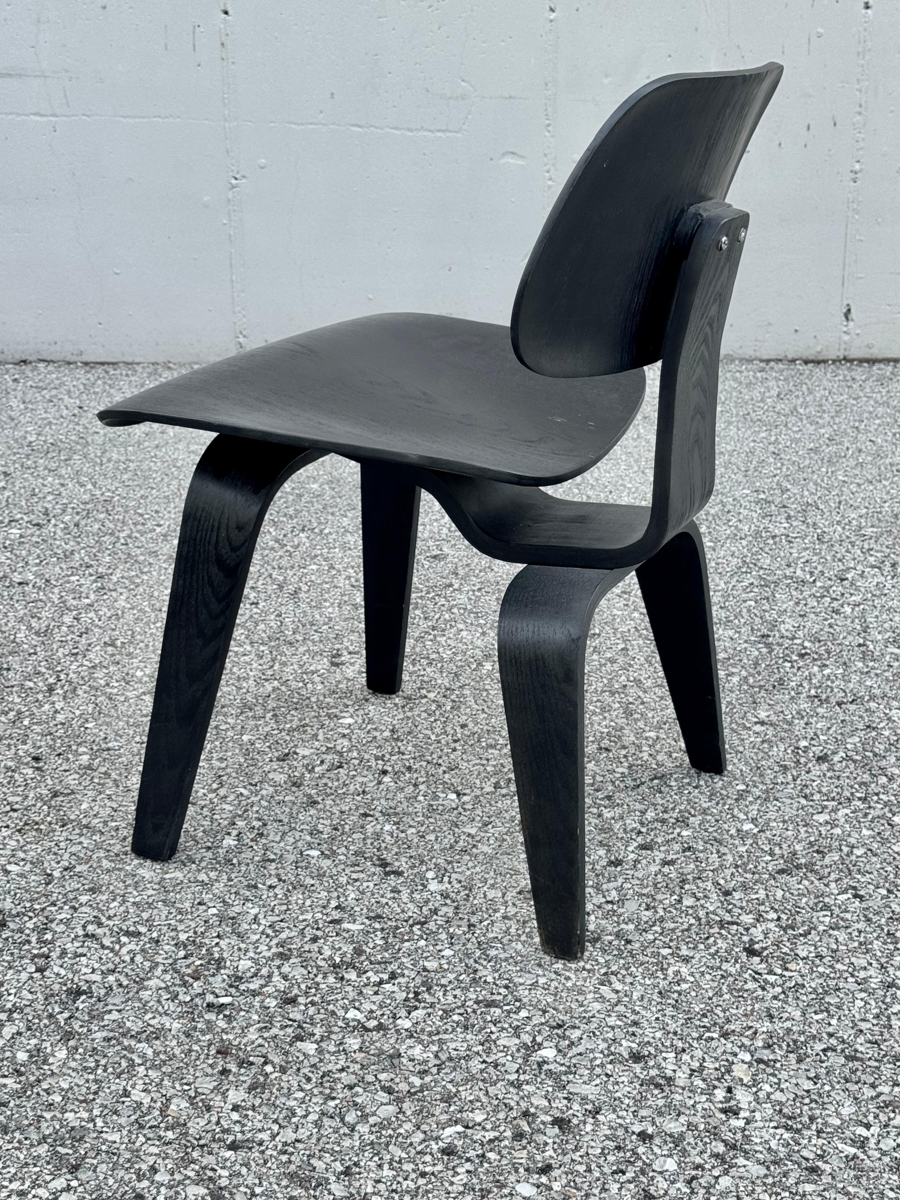4 Vintage Charles & Ray Eames Ebonized Plywood DCW Chairs for Herman Miller For Sale 8