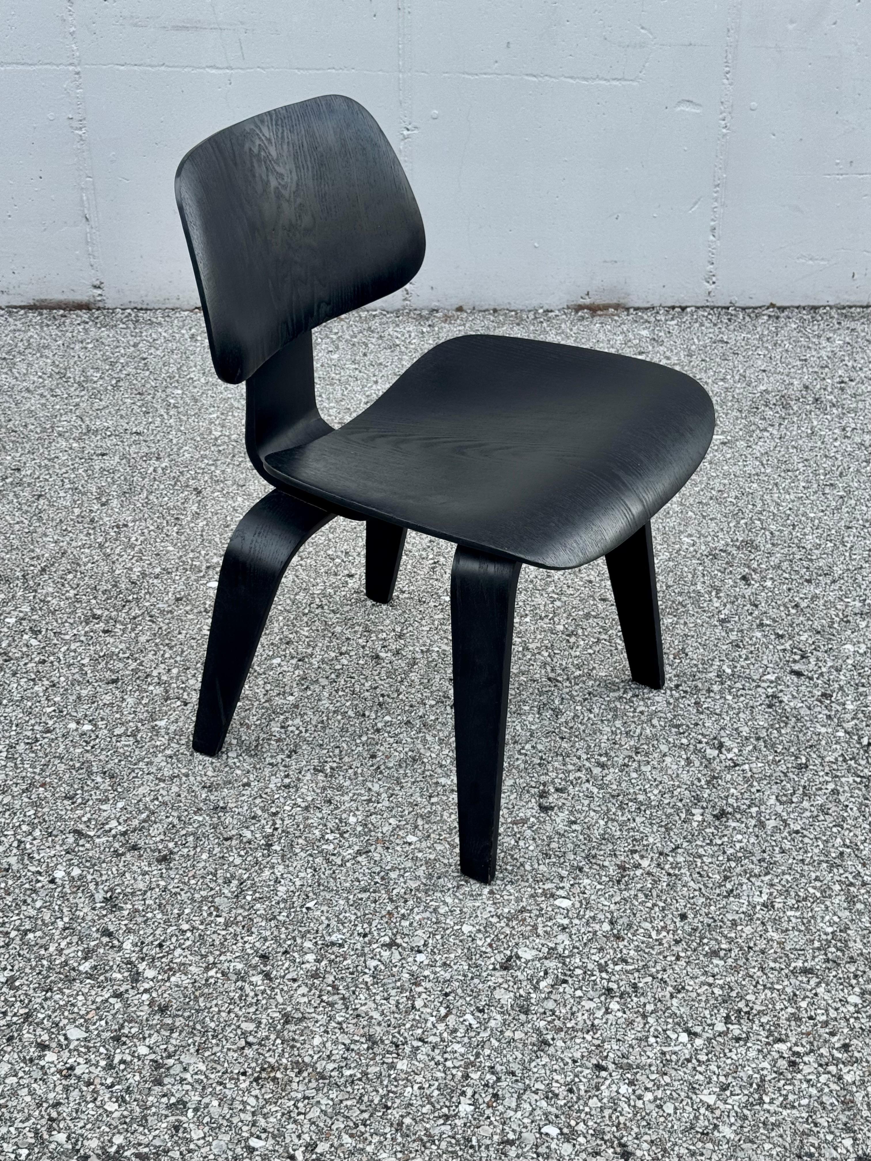 4 Vintage Charles & Ray Eames Ebonized Plywood DCW Chairs for Herman Miller For Sale 1