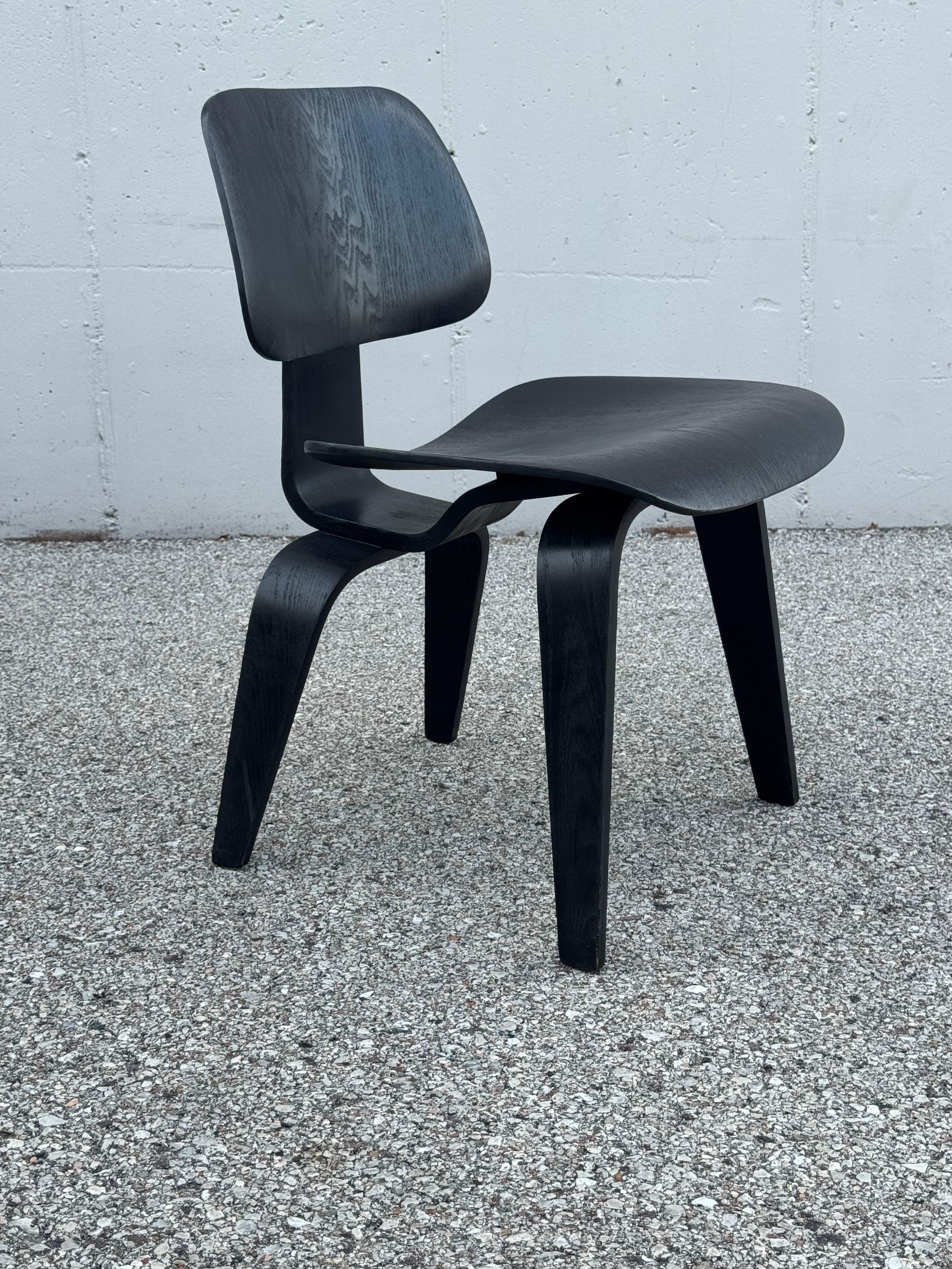 4 Vintage Charles & Ray Eames Ebonized Plywood DCW Chairs for Herman Miller For Sale 2