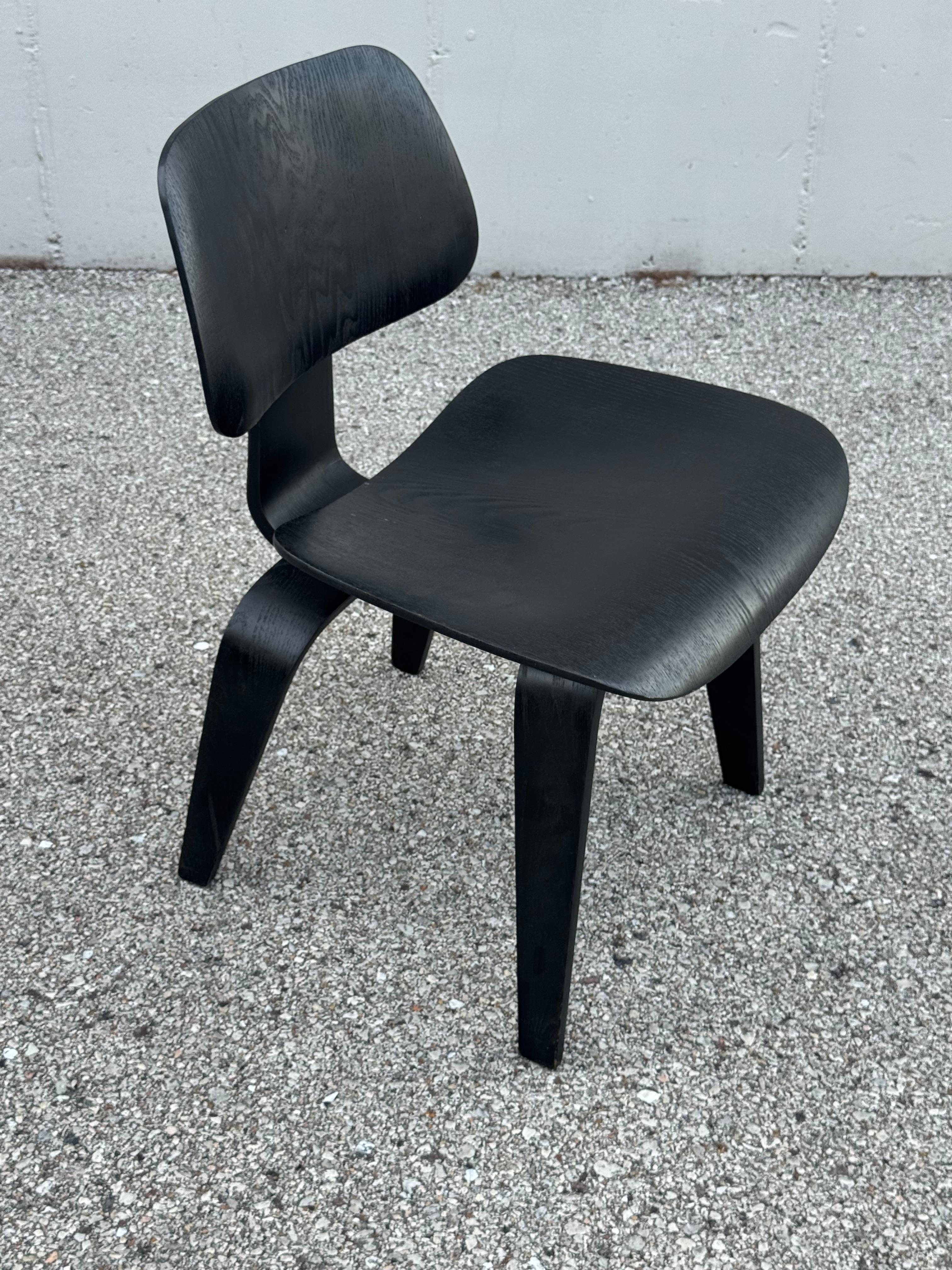 4 Vintage Charles & Ray Eames Ebonized Plywood DCW Chairs for Herman Miller For Sale 3