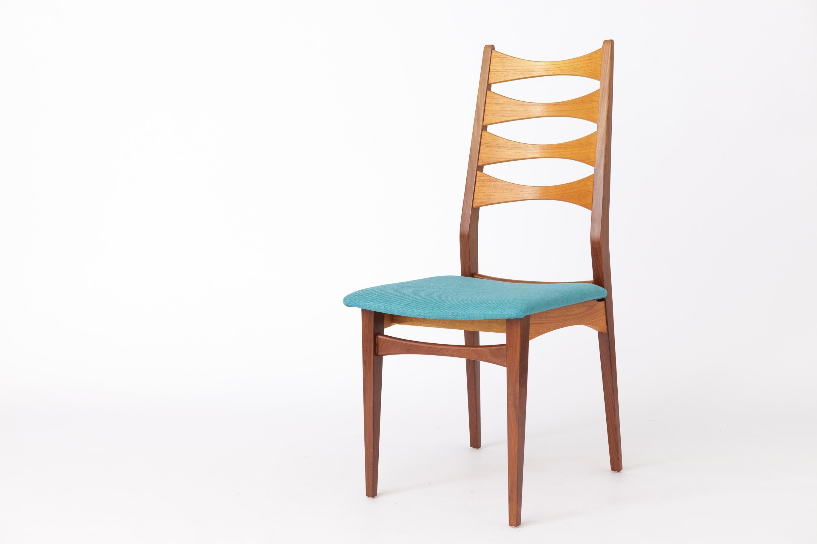 Charming Set of 4 Dining Chairs from the 1960s
Origin: Germany

Enhance your dining area with this stylish set of four chairs from the 1960s, embodying classic German craftsmanship. Although the manufacturer is unknown, these chairs showcase