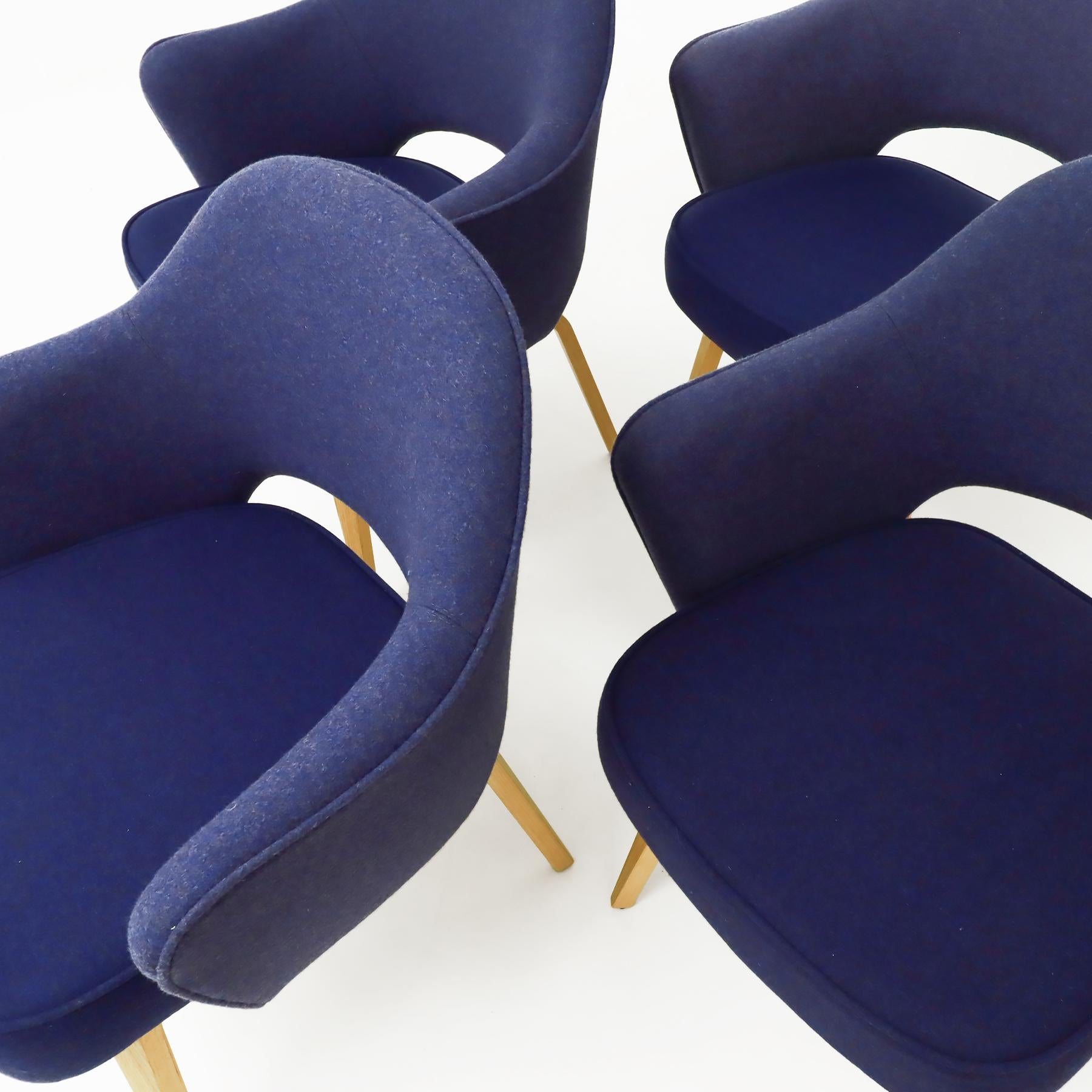 4 alte Eero Saarininen Knoll Inc. Executive Sessel mit Gestell aus Eiche (amerikanisch) im Angebot