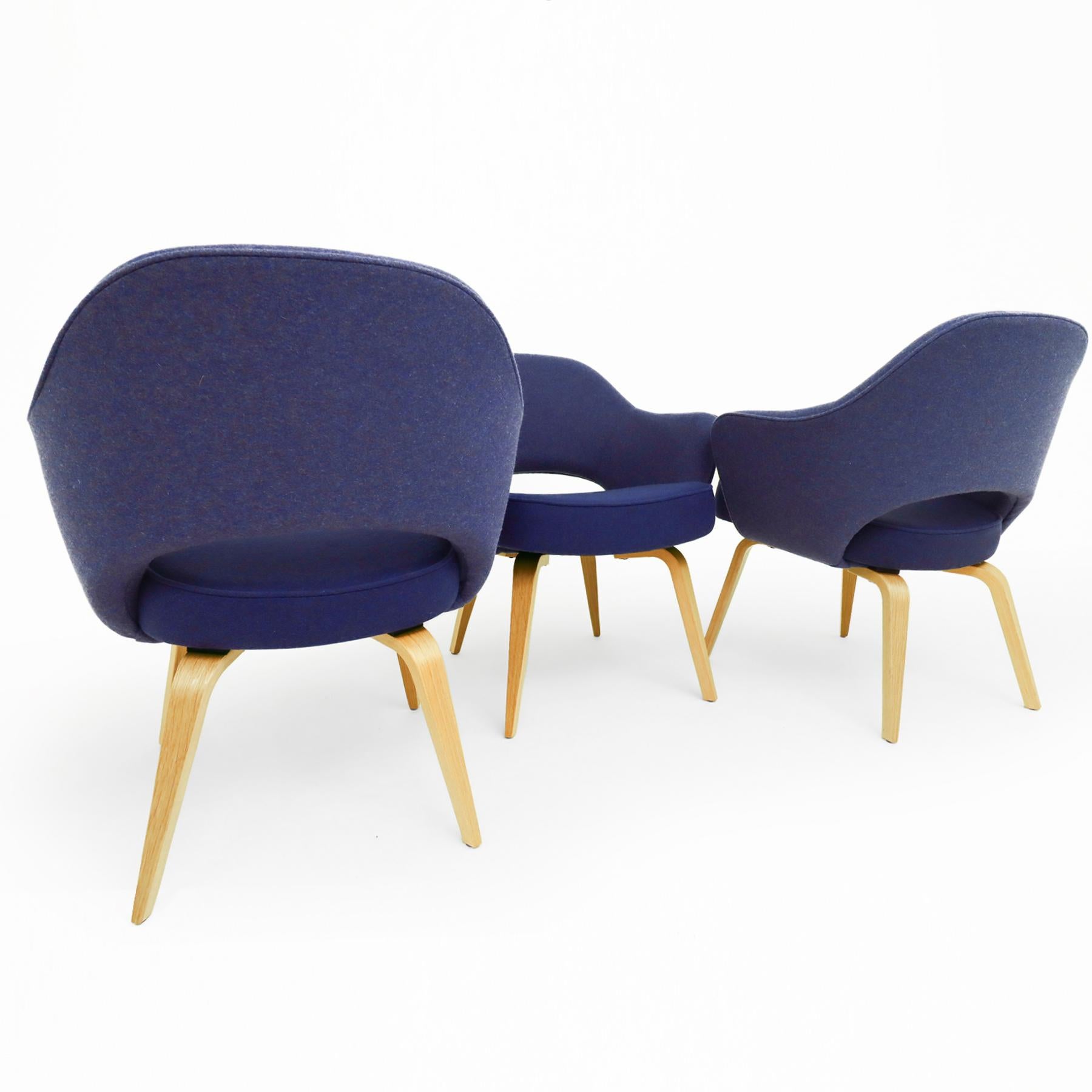 Late 20th Century 4 vintage Eero Saarininen Knoll Inc. Executive armchairs with an oak frame base For Sale