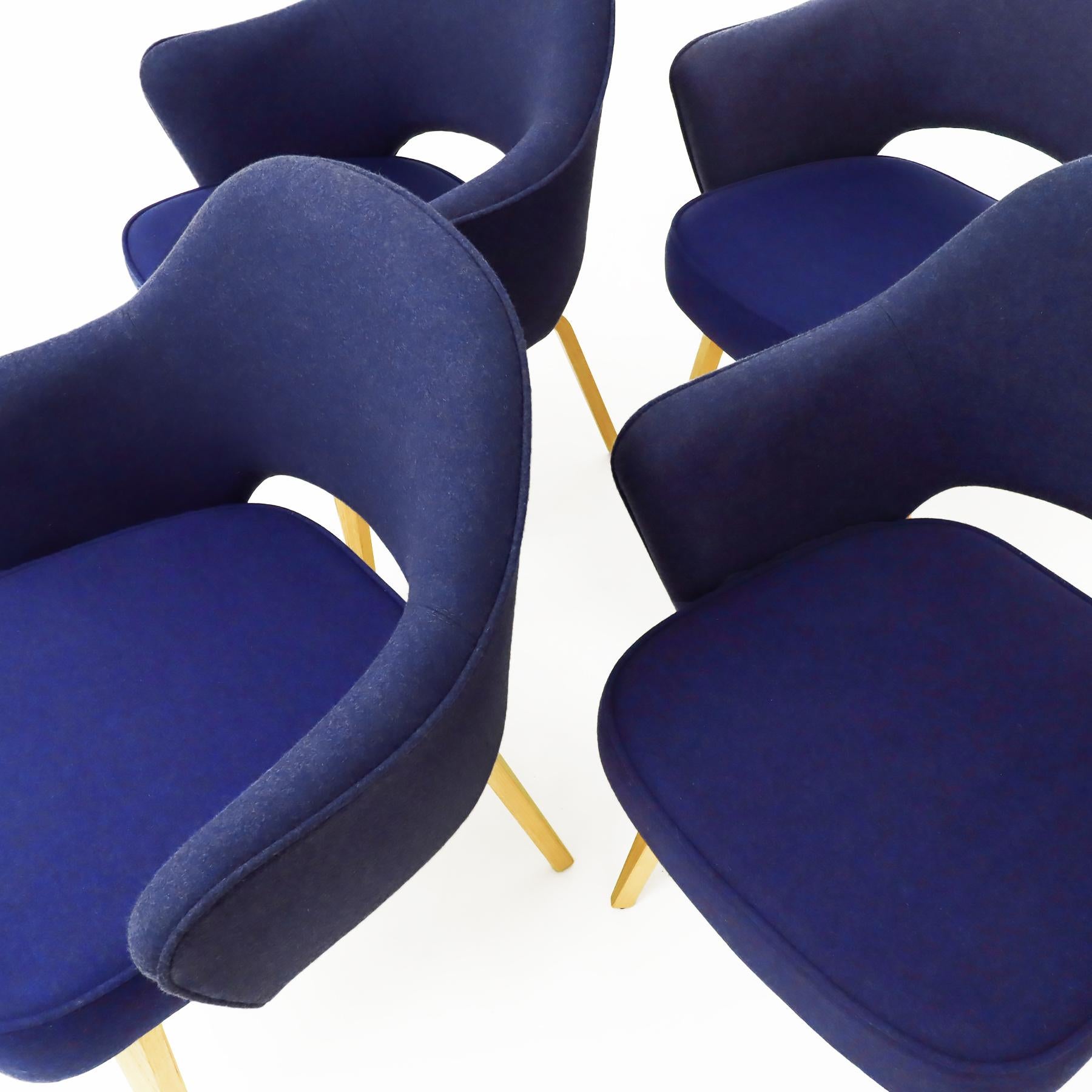 American 4 vintage Eero Saarininen Knoll Inc. Executive armchairs with an oak frame base For Sale