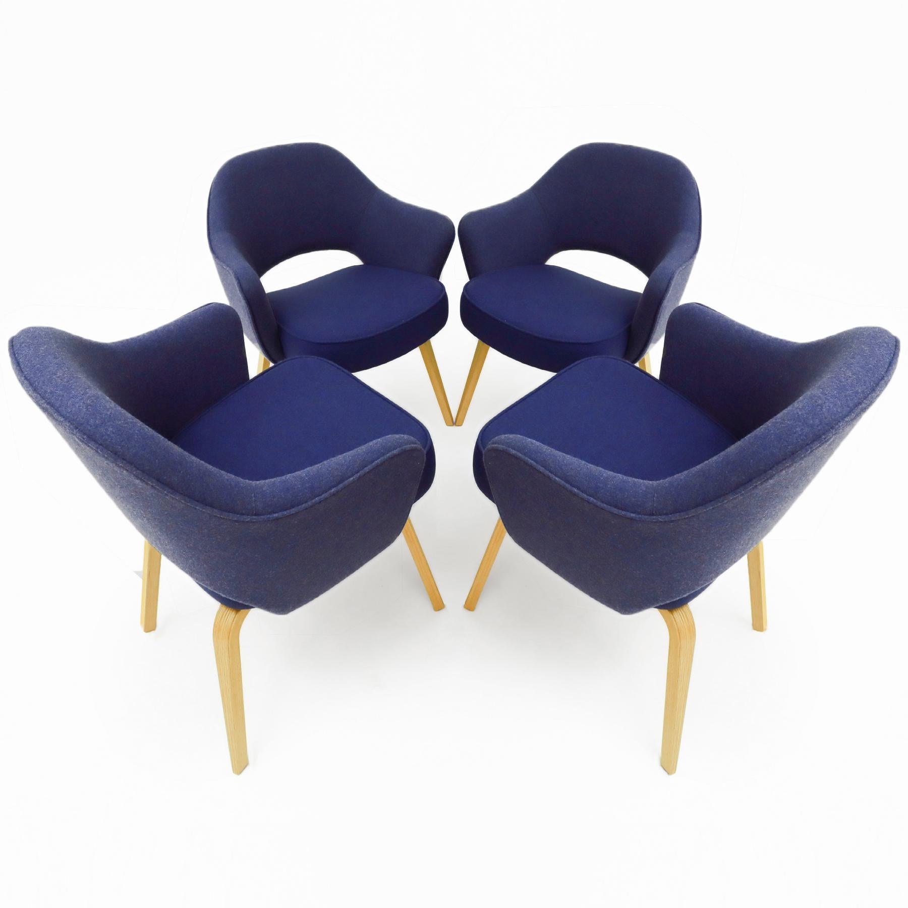 4 vintage Eero Saarininen Knoll Inc. Executive armchairs with an oak frame base In Good Condition For Sale In Highclere, Newbury
