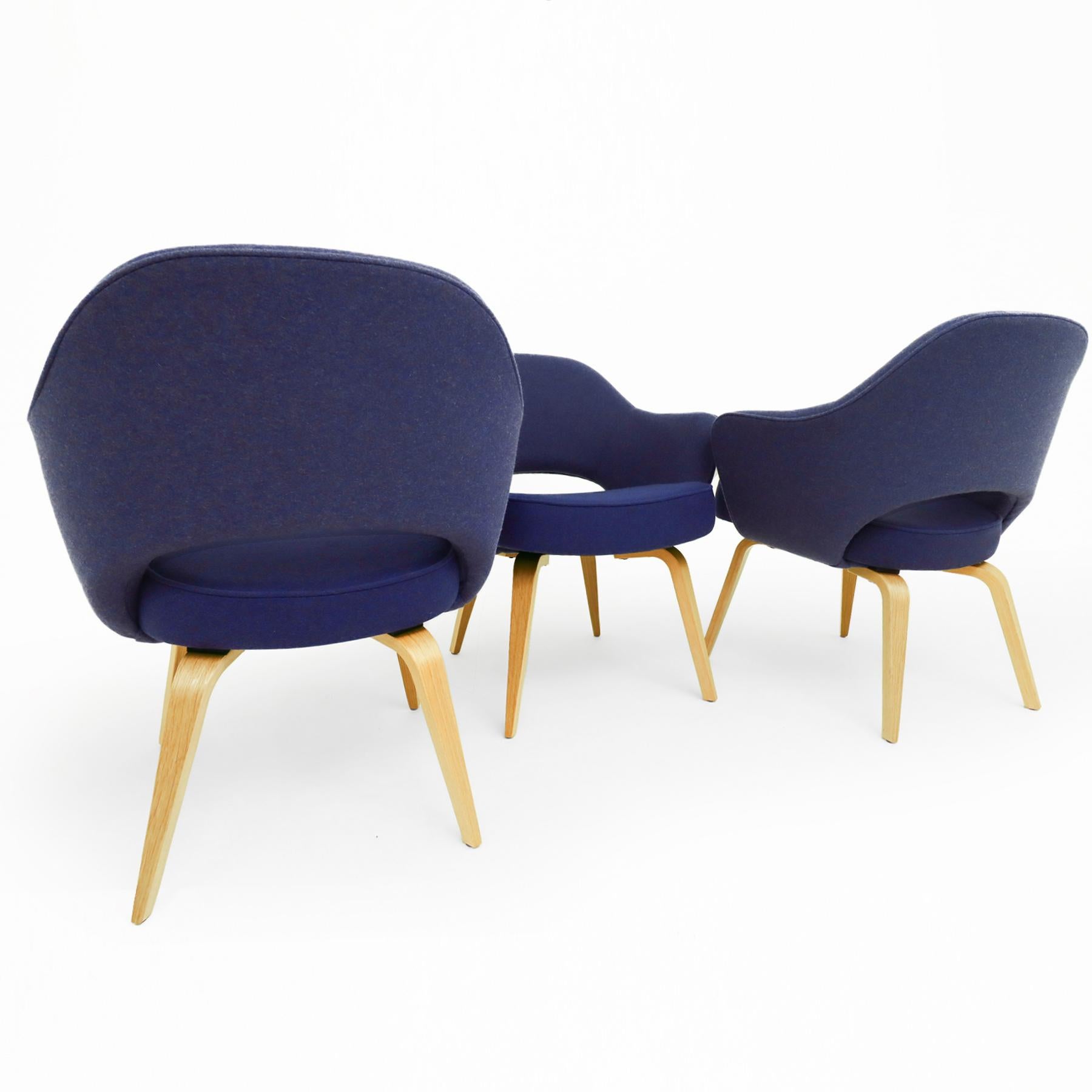 Late 20th Century 4 vintage Eero Saarininen Knoll Inc. Executive armchairs with an oak frame base For Sale