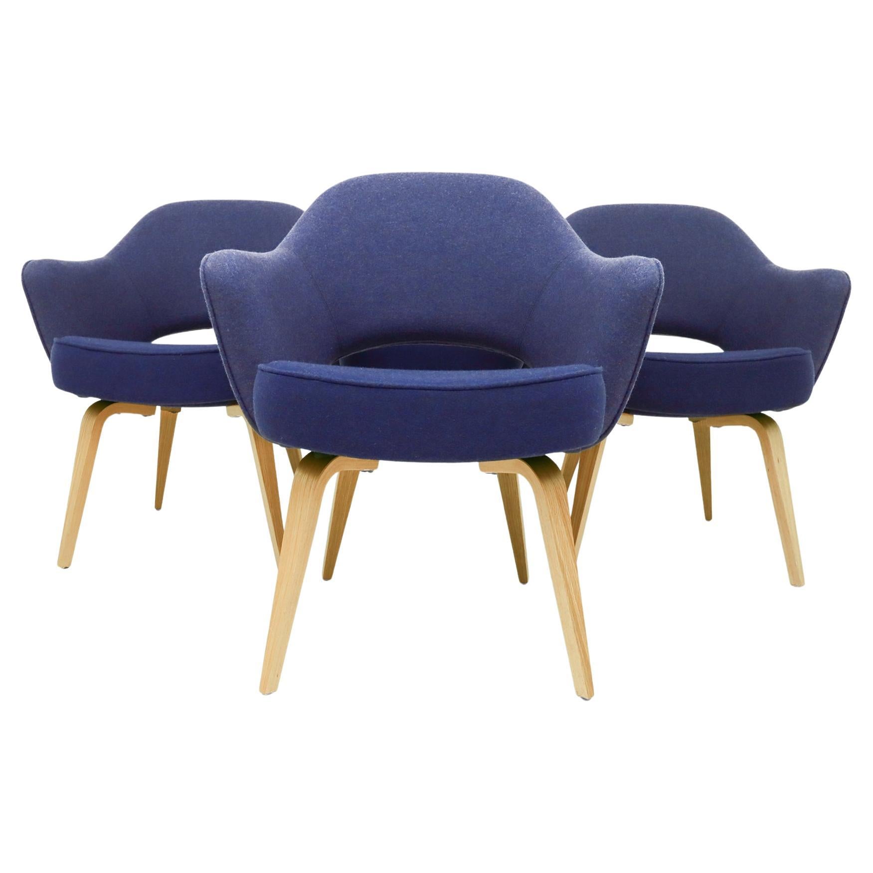 4 vintage Eero Saarininen Knoll Inc. Executive armchairs with an oak frame base For Sale