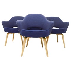 4 vintage Eero Saarininen Knoll Inc. Executive armchairs with an oak frame base