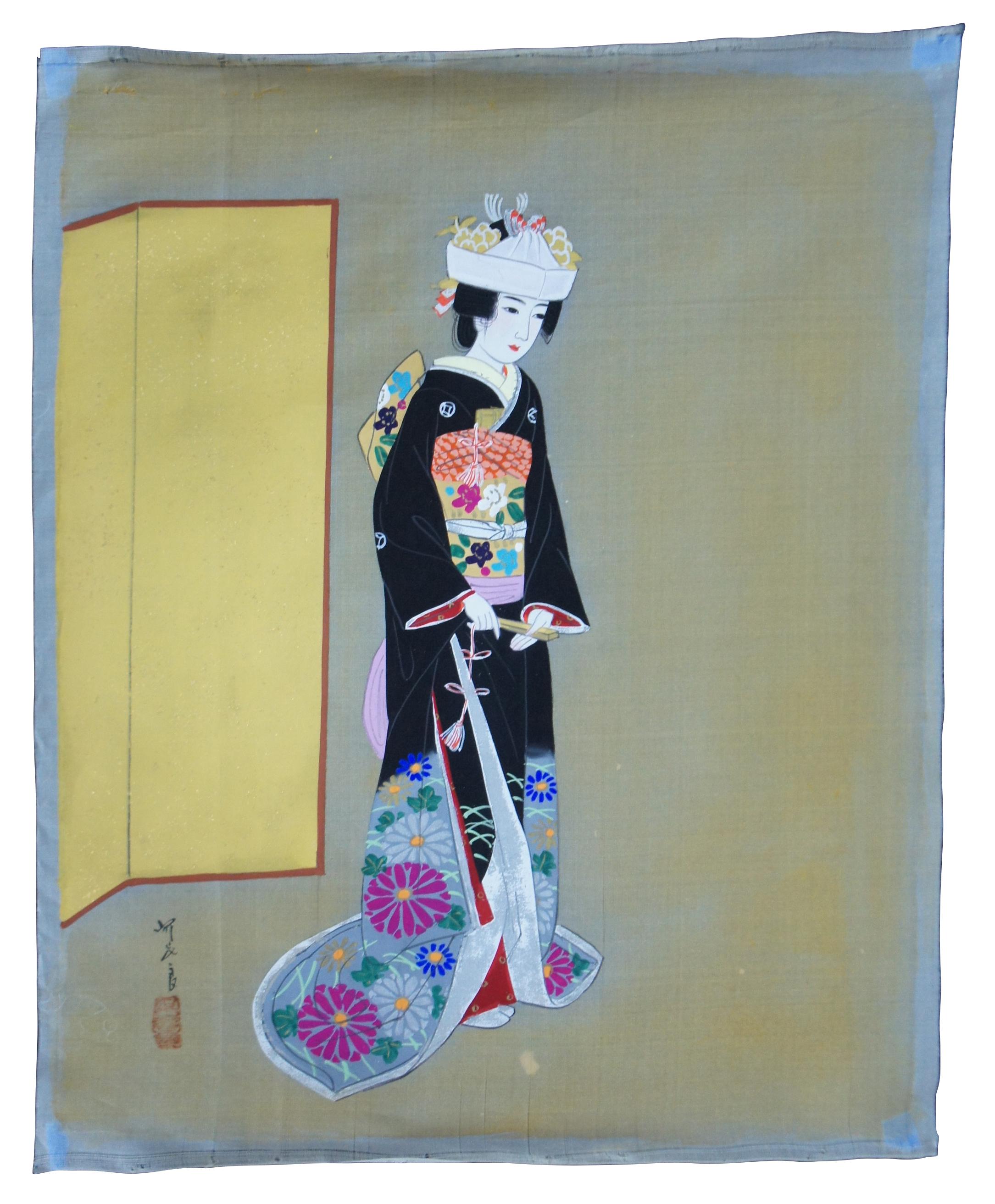 Lot von vier Vintage ungerahmt japanische Gemälde auf Seide, darunter eine weibliche Figur oder Geisha und drei Wasser und Berglandschaften mit Dschunken / Segelboot / Fischerboote. Inklusive Aufbewahrungsrohr.
  