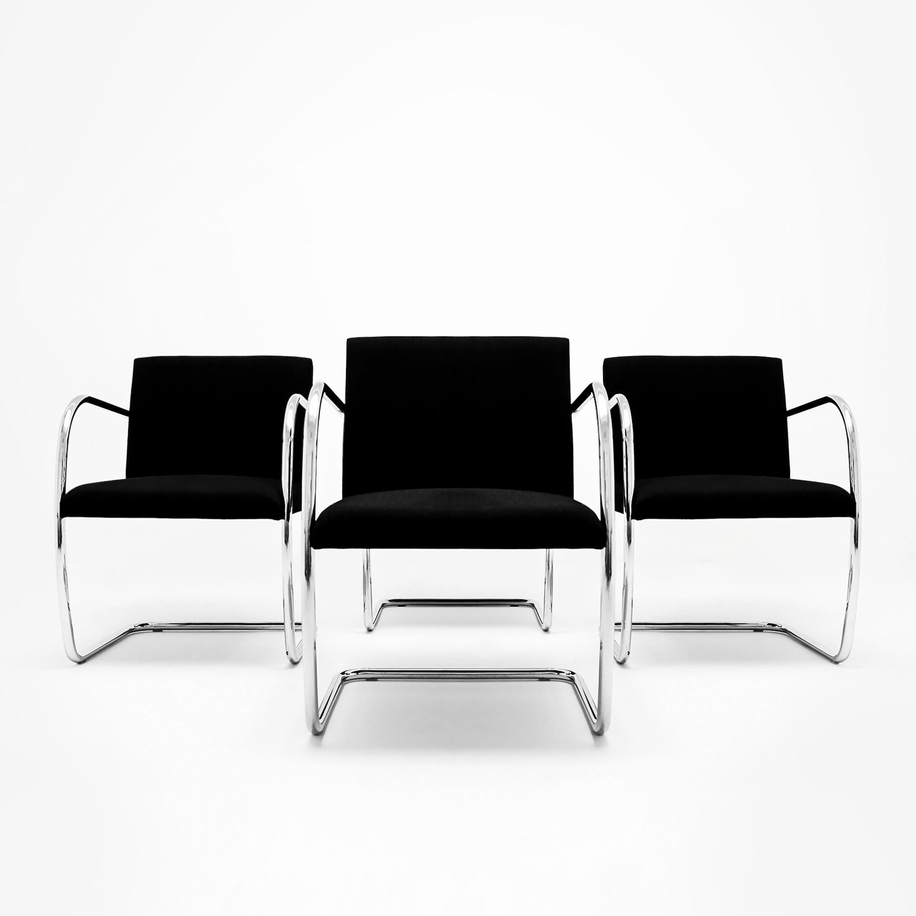 Ensemble de 4 chaises de salle à manger vintage Mies van der Rohe Knoll, MR50 BRNO en tube chromé et tissu noir. Le prix indiqué est pour les 4 chaises telles que montrées.

Conçue par Ludwig Mies van der Rohe dans sa maison Tugendhat à Brno, en