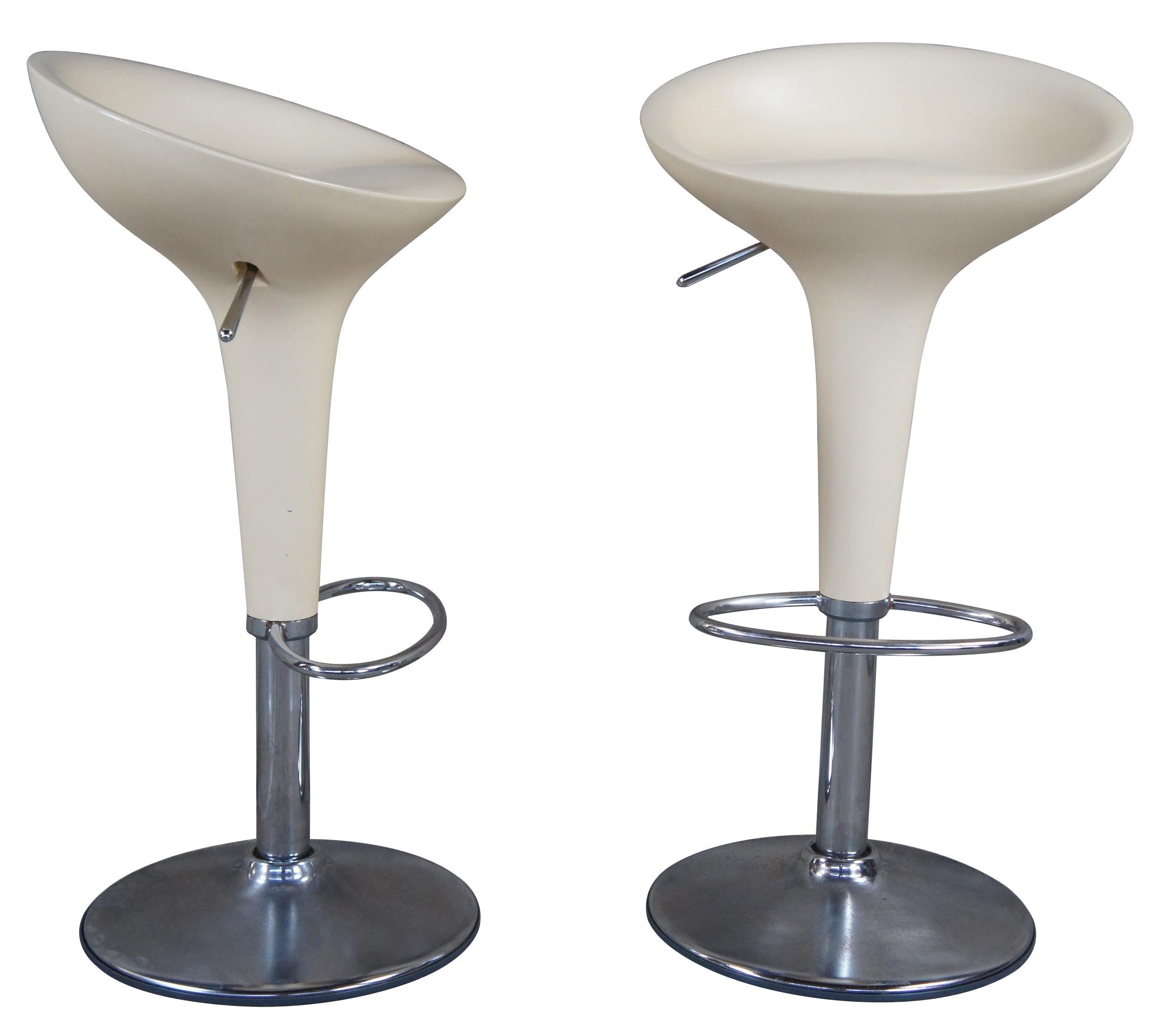 4 Original vintage Magis Bombo atomic white bar stools designed by Stefano Giovannoni.

Giovannoni designed the stool in 1998 for Italian brand Magis and it was an immediate success. Featuring a distinctive swivelling, bulbous, injection-moulded