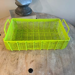 4 Vintage Metallbehälter pulverbeschichtet in Blau, Chartreuse und Weiß, Industrial Era Industries