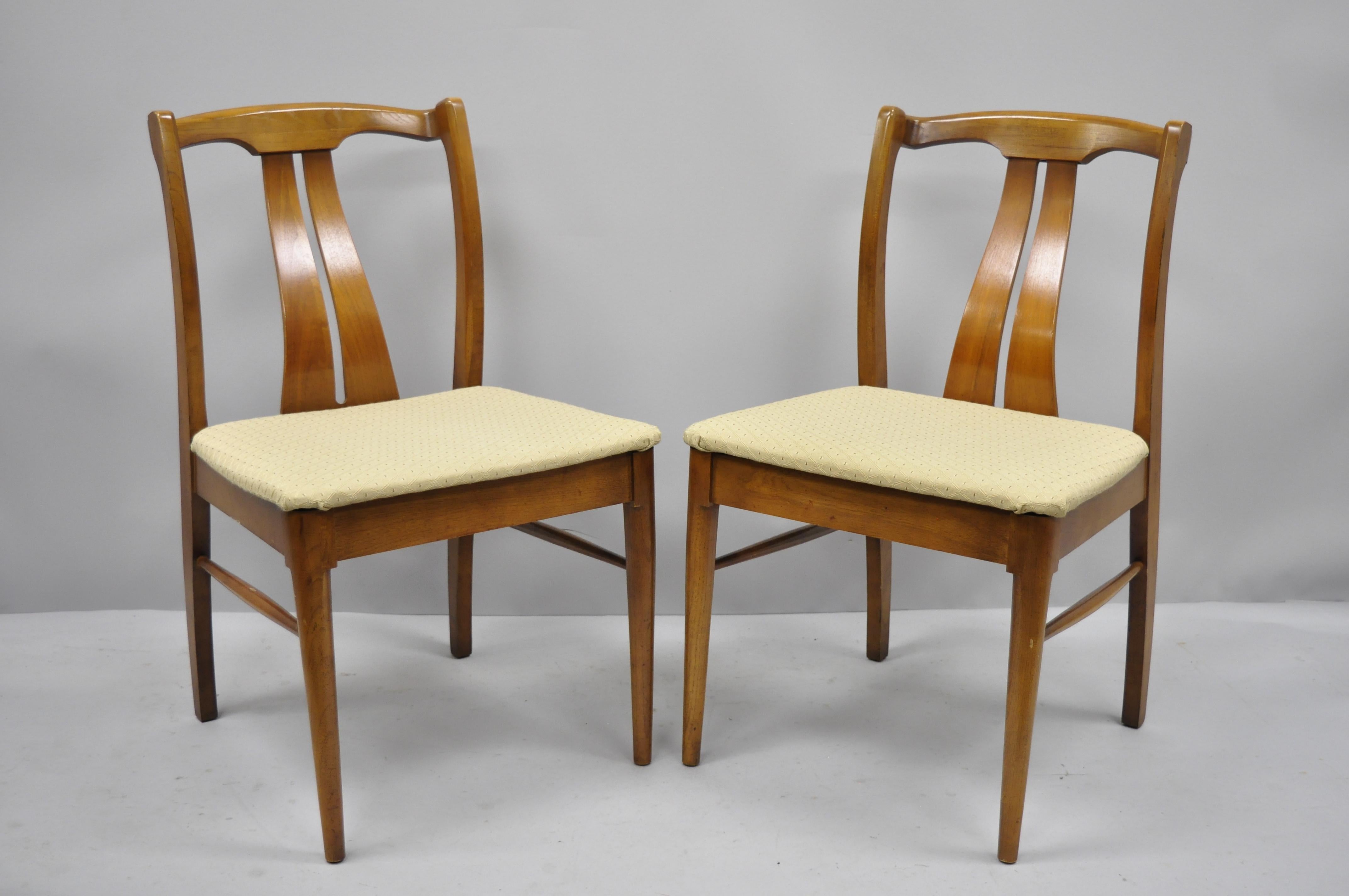 4 Vintage-Esszimmerstühle mit geschwungener Rückenlehne aus Nussbaumholz, Mid-Century Modern (Moderne der Mitte des Jahrhunderts) im Angebot