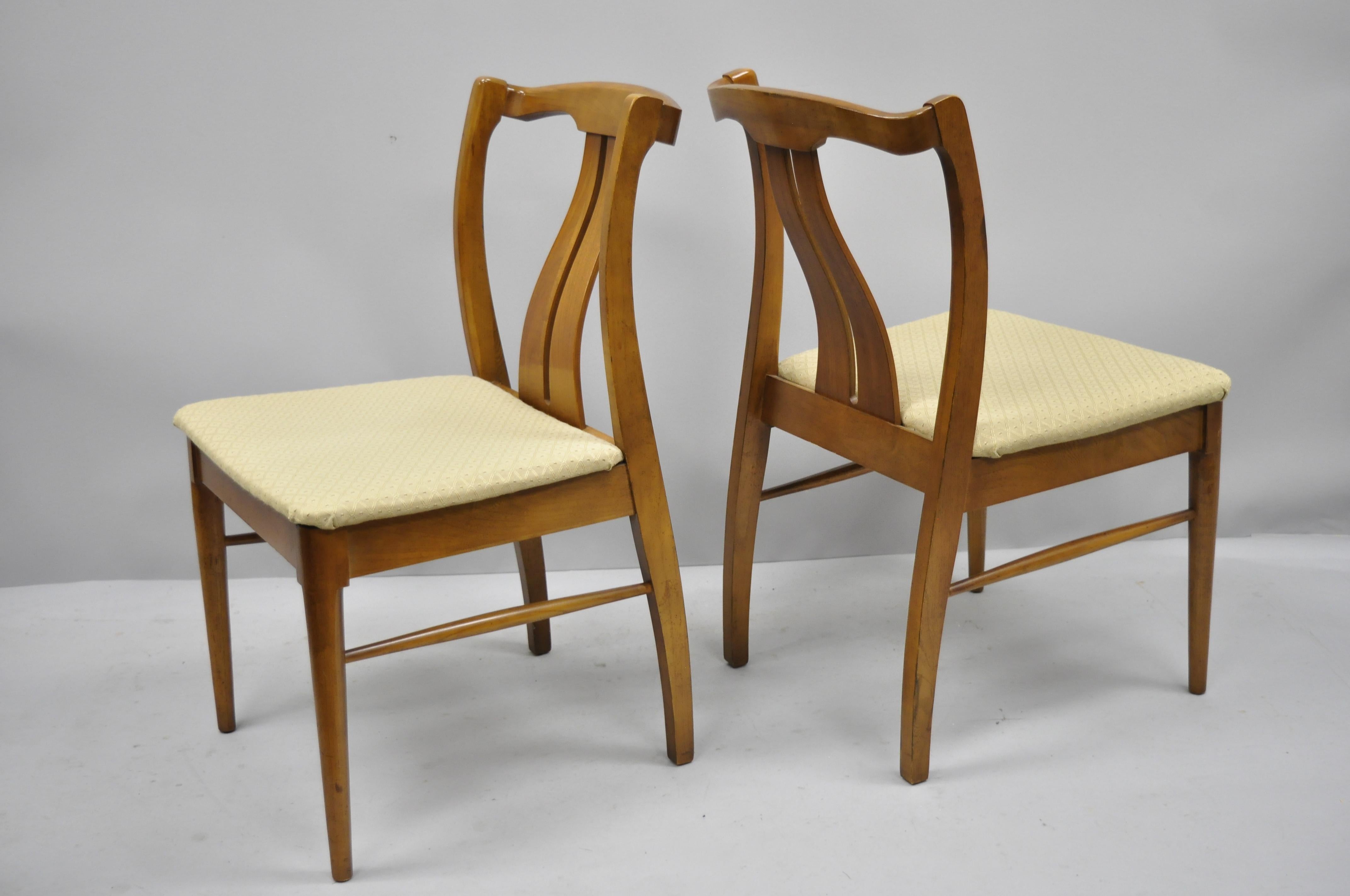 4 Vintage-Esszimmerstühle mit geschwungener Rückenlehne aus Nussbaumholz, Mid-Century Modern (Dänisch) im Angebot