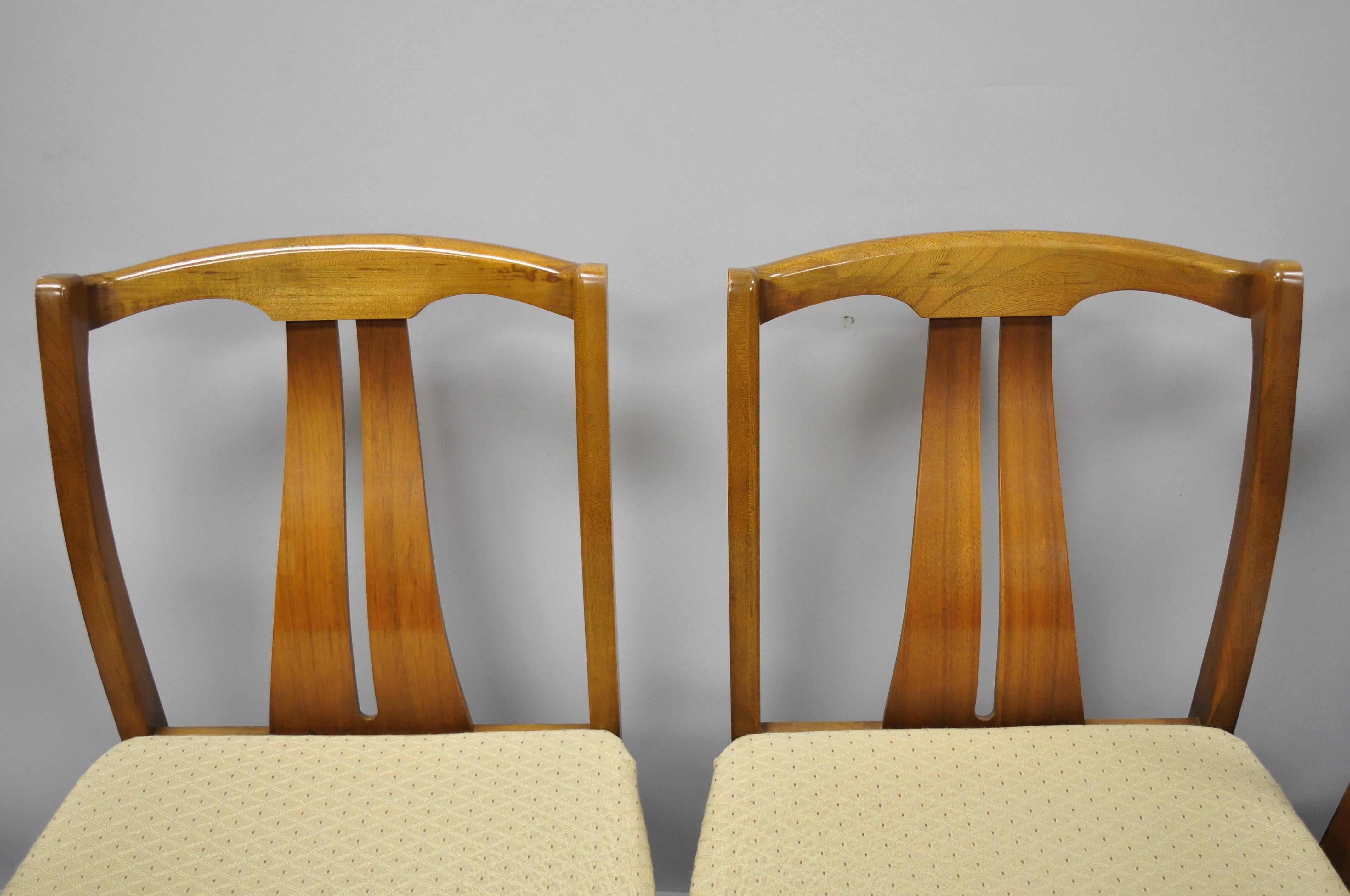 4 Vintage-Esszimmerstühle mit geschwungener Rückenlehne aus Nussbaumholz, Mid-Century Modern im Zustand „Gut“ im Angebot in Philadelphia, PA