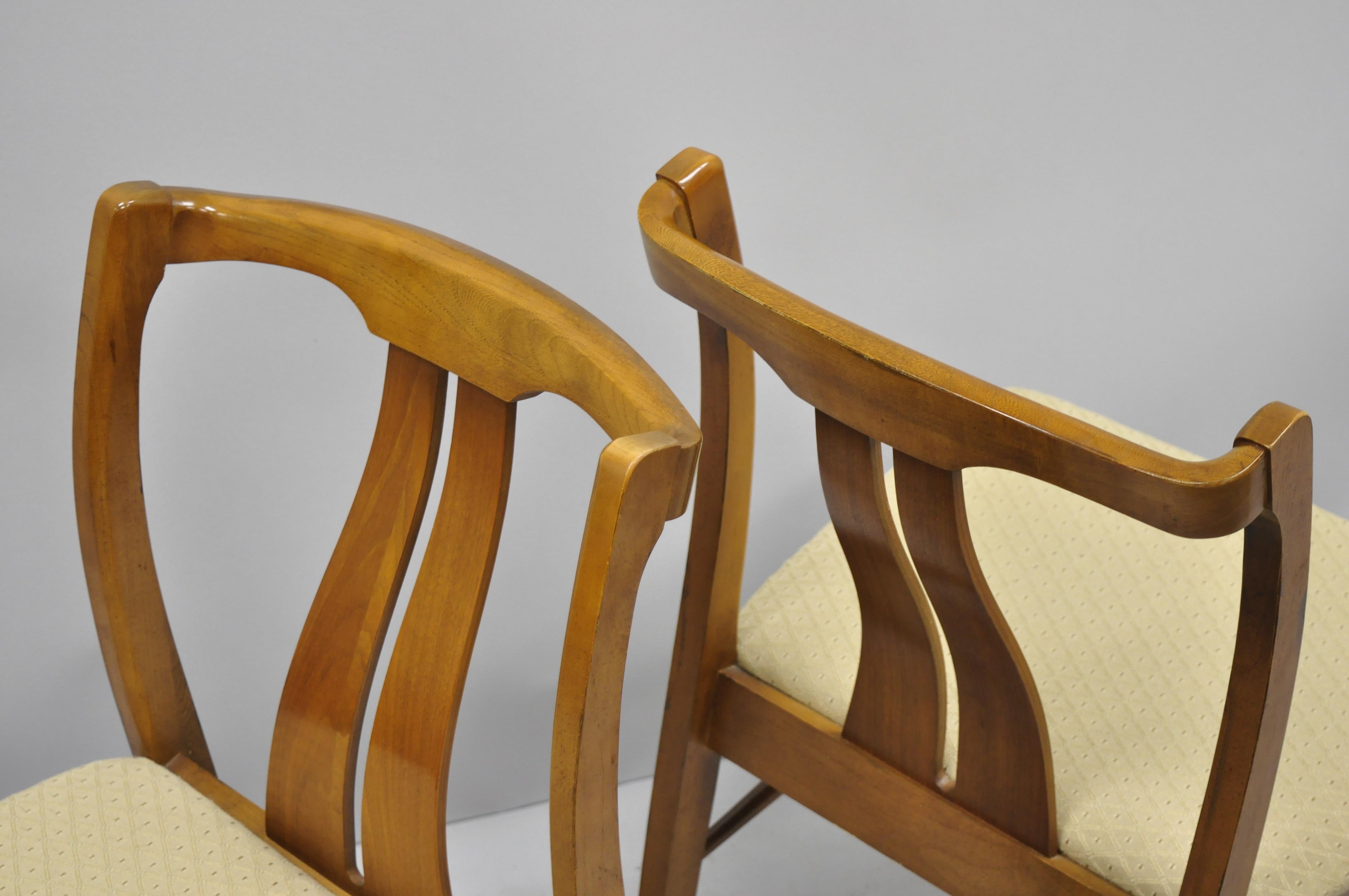 4 Vintage Mid-Century Modern Curved Back Sculptured Walnut Dining Chairs In Good Condition For Sale In Philadelphia, PA