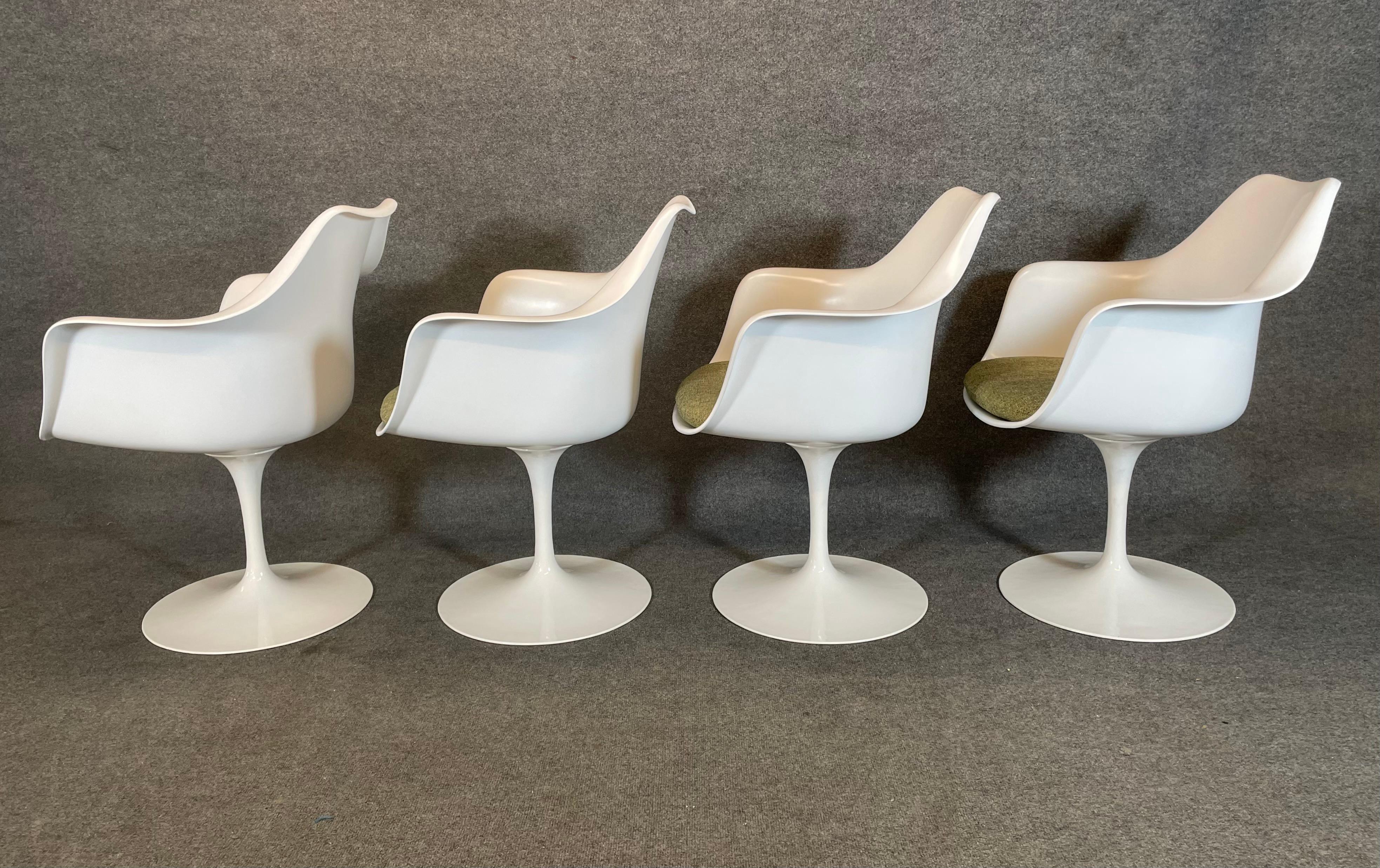 Milieu du XXe siècle 4 chaises pivotantes modernes du milieu du siècle dernier par Eero Saarinen pour Knoll en vente