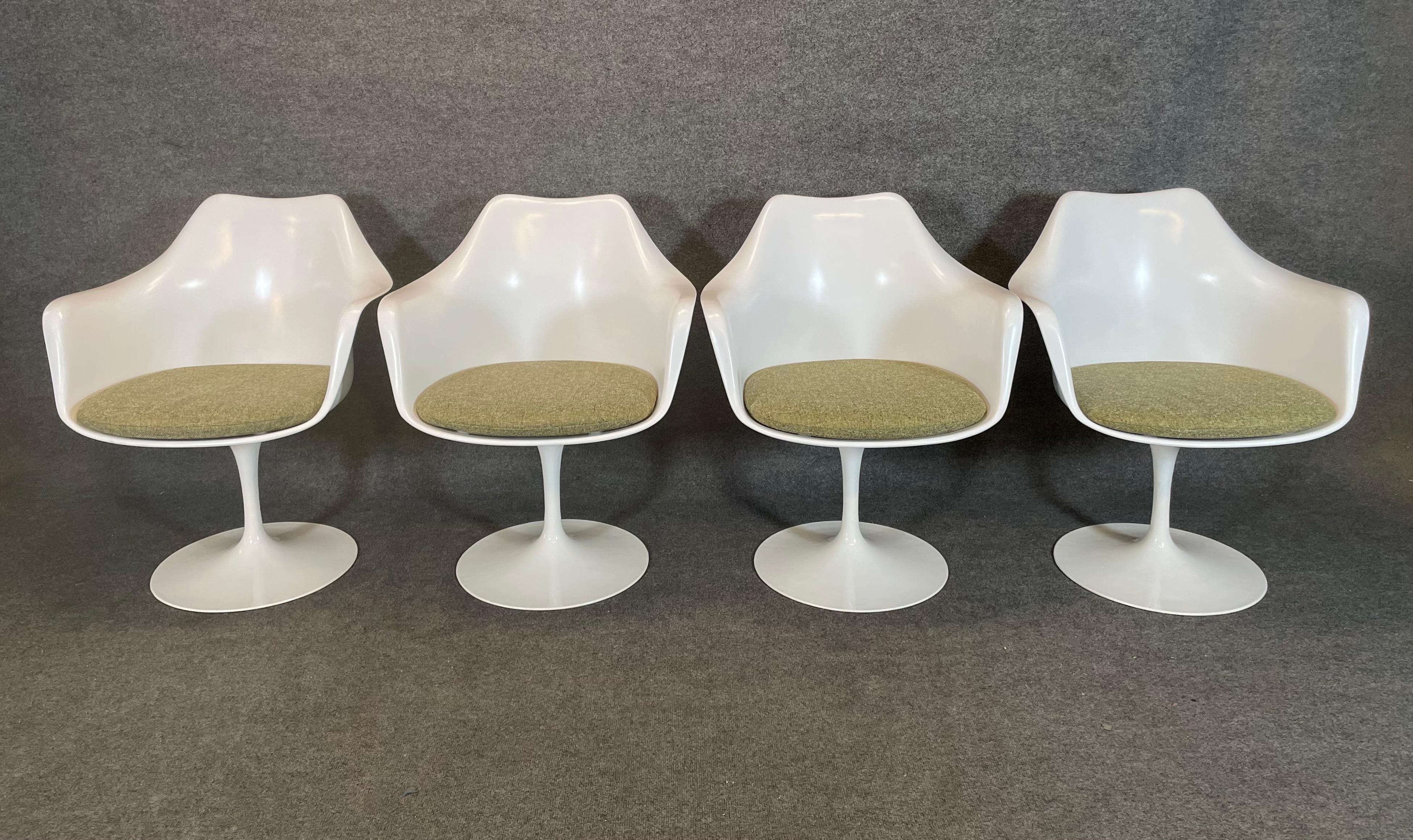 Fibre de verre 4 chaises pivotantes modernes du milieu du siècle dernier par Eero Saarinen pour Knoll en vente