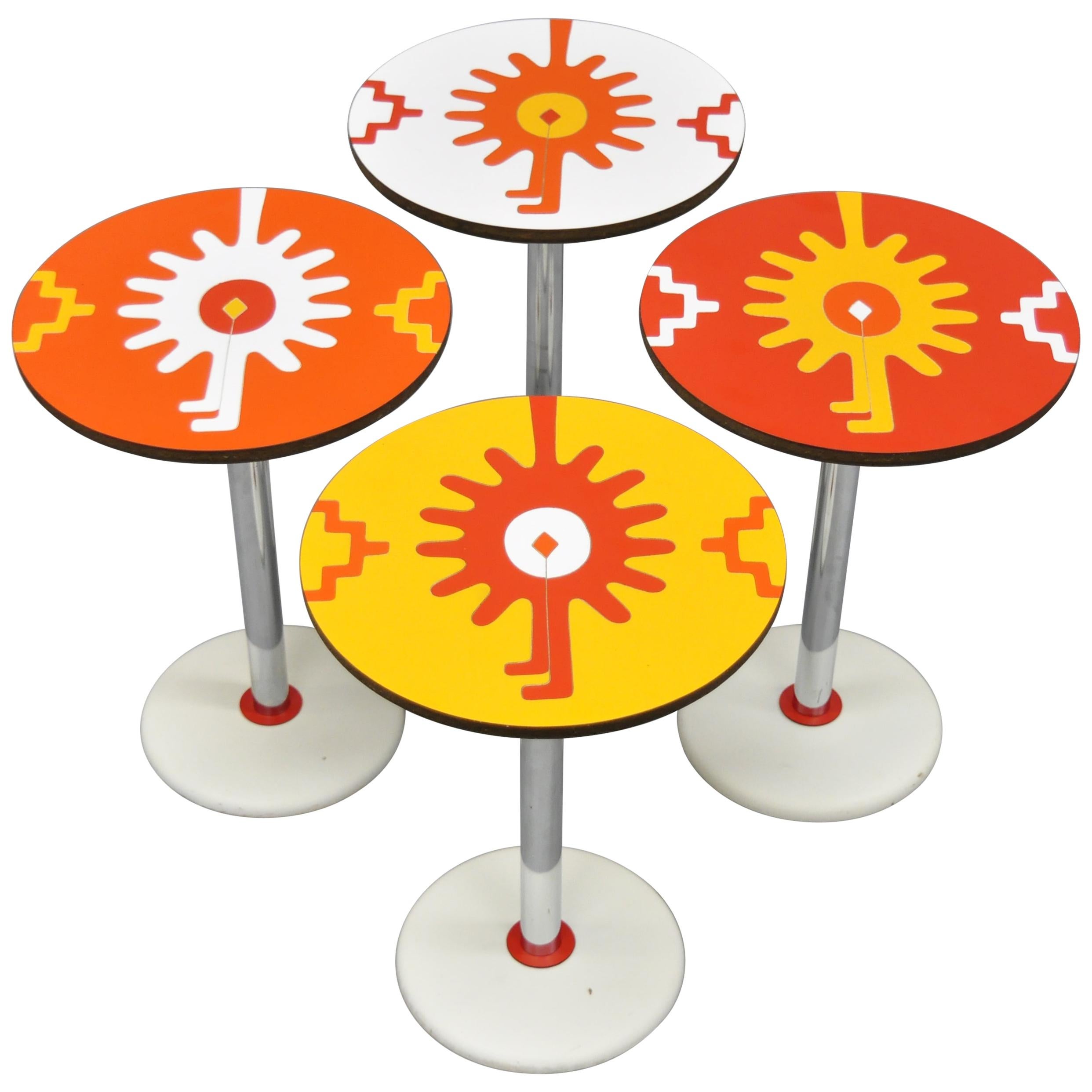 4 runde Vintage-Beistelltische mit geometrischem Muster in Orange, Gelb und Weiß von R. Johnson