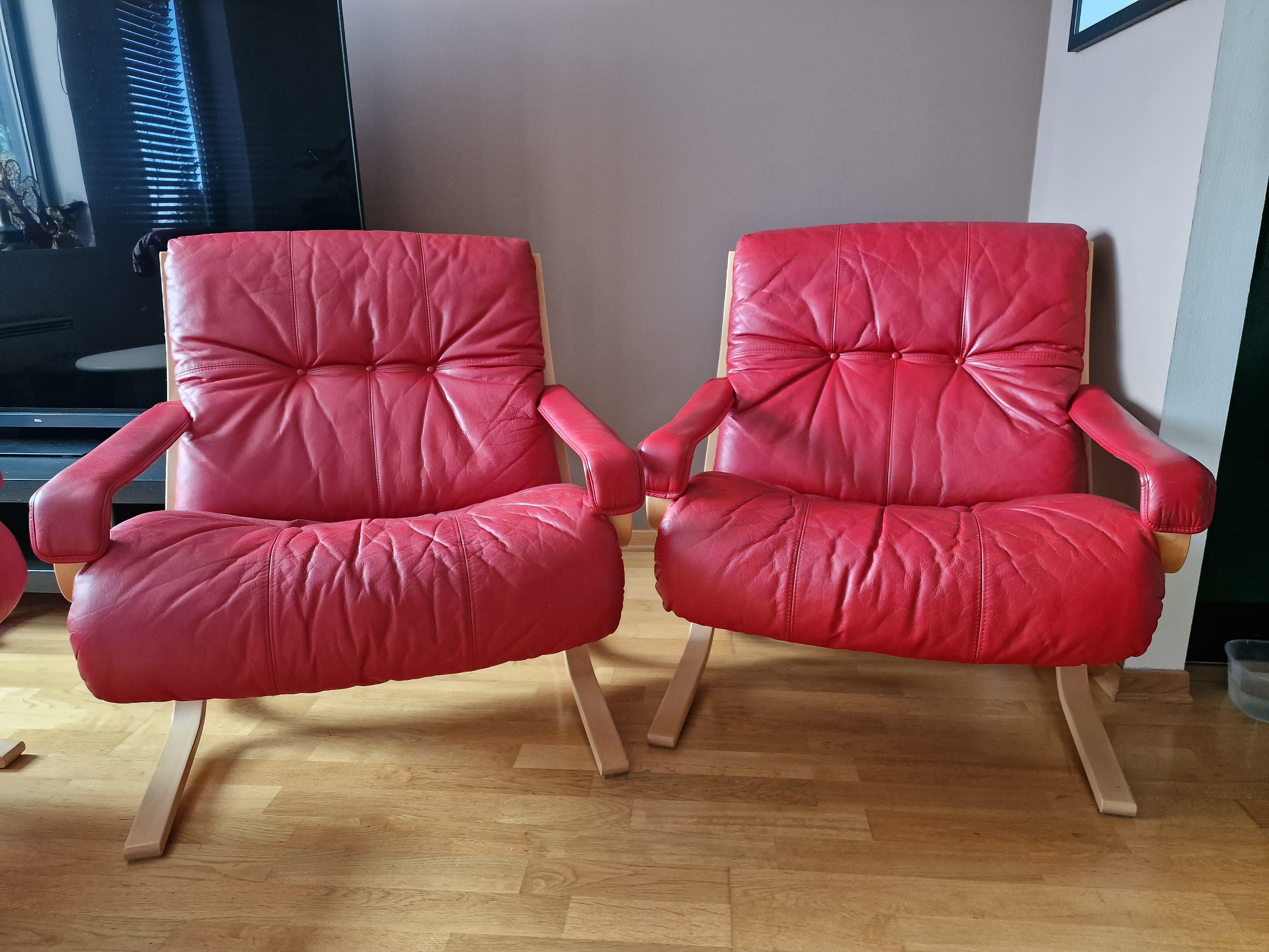 Chaise longue Siesta du milieu du siècle dernier, créée par le designer norvégien Ingmar Relling pour Westnofa Furniture. Formes en bois courbé, cuir rouge. 
Ingmar Relling a remporté le premier prix au concours du Norwegian Furniture Councill en