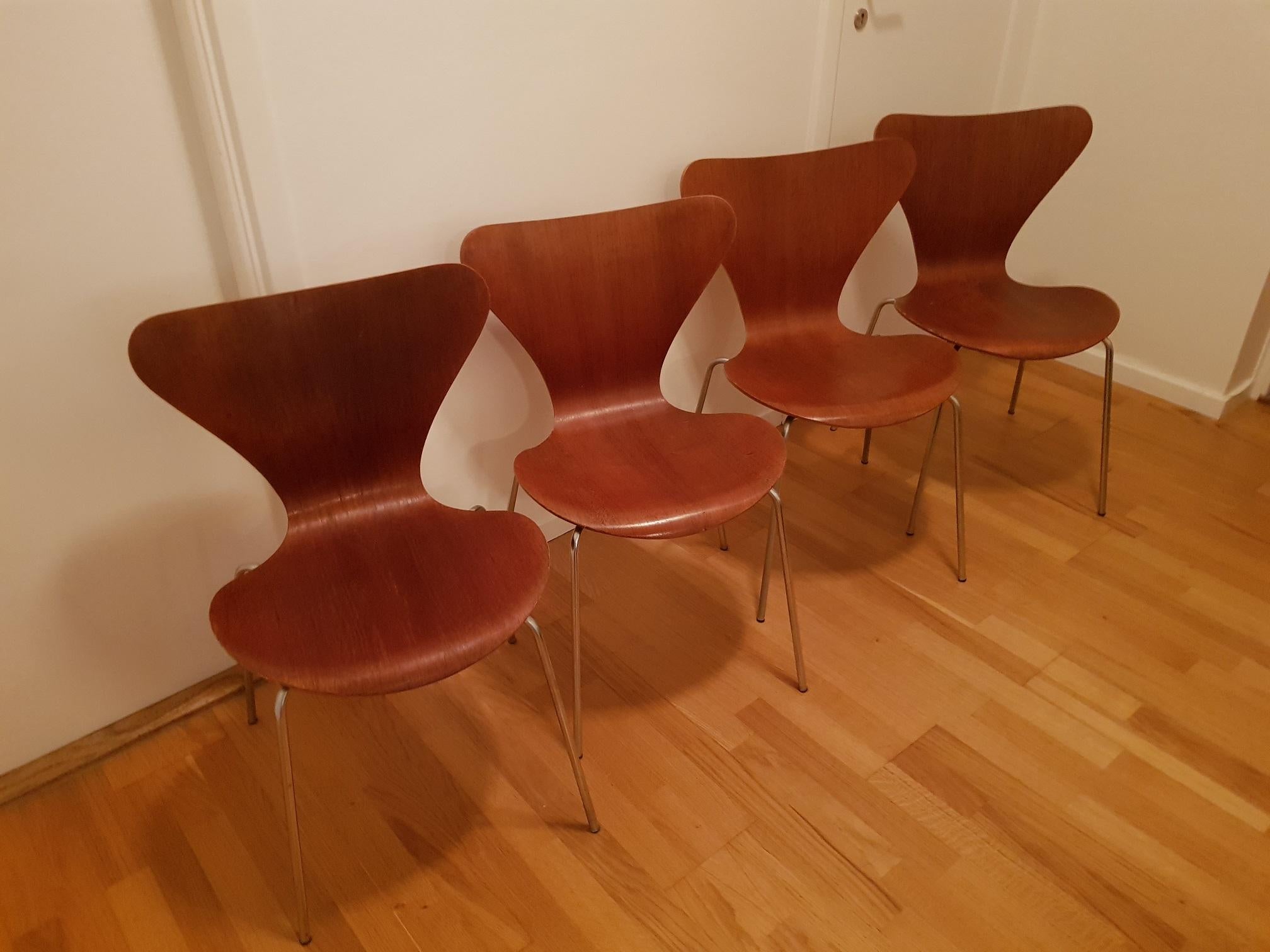 4 vintage Series 7 chairs in teak. Model 3107. Produced in the late 1960s-early 1970s by Fritz Hansen. The iconic Series 7 chair is probably the most well-known chair in the world of Scandinavian Modern design. It is the classical midcentury