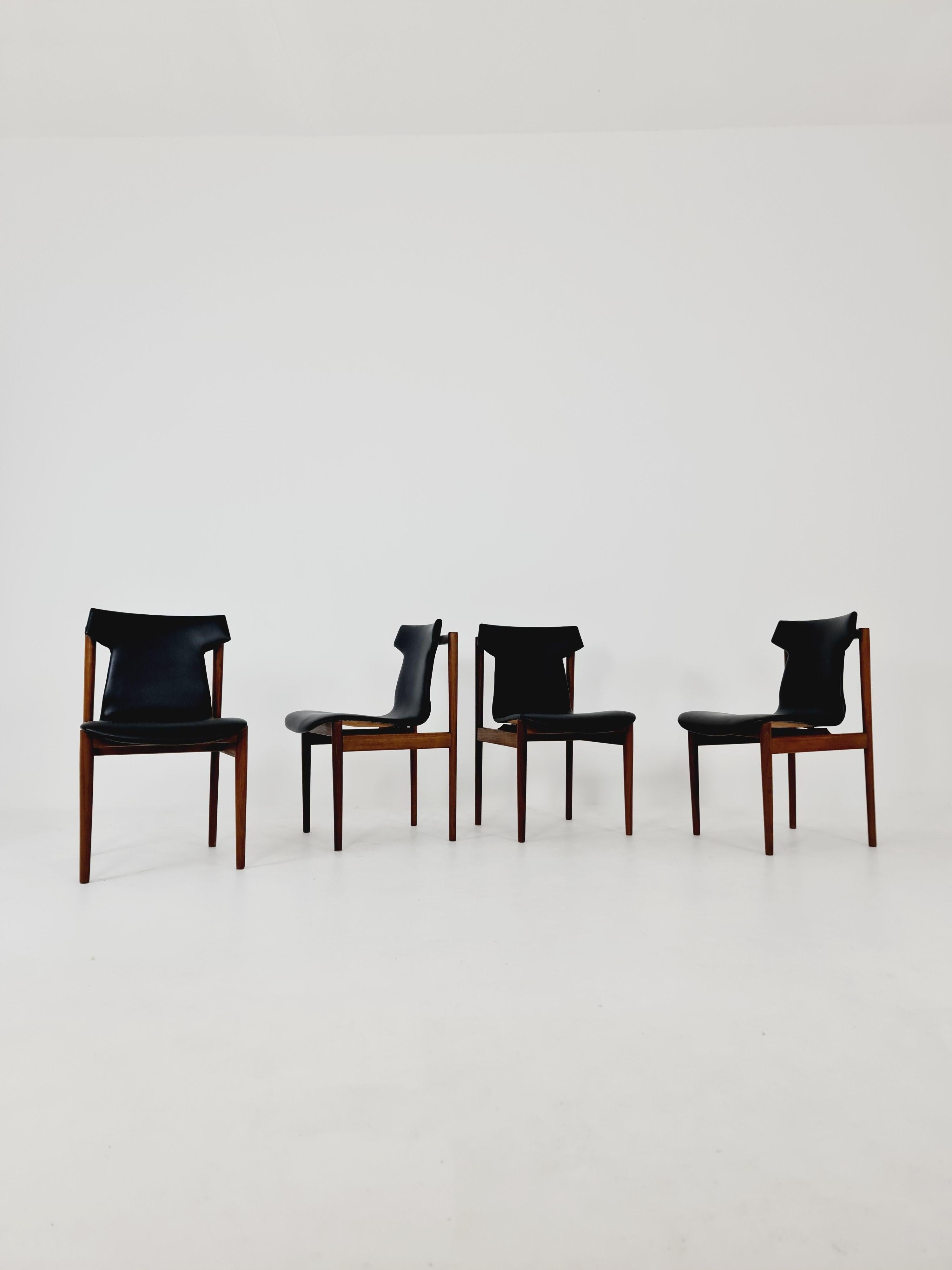 Néerlandais 4 chaises vintage en bois de rose massif d'Inger Klingenberg pour Fristho Holland en vente