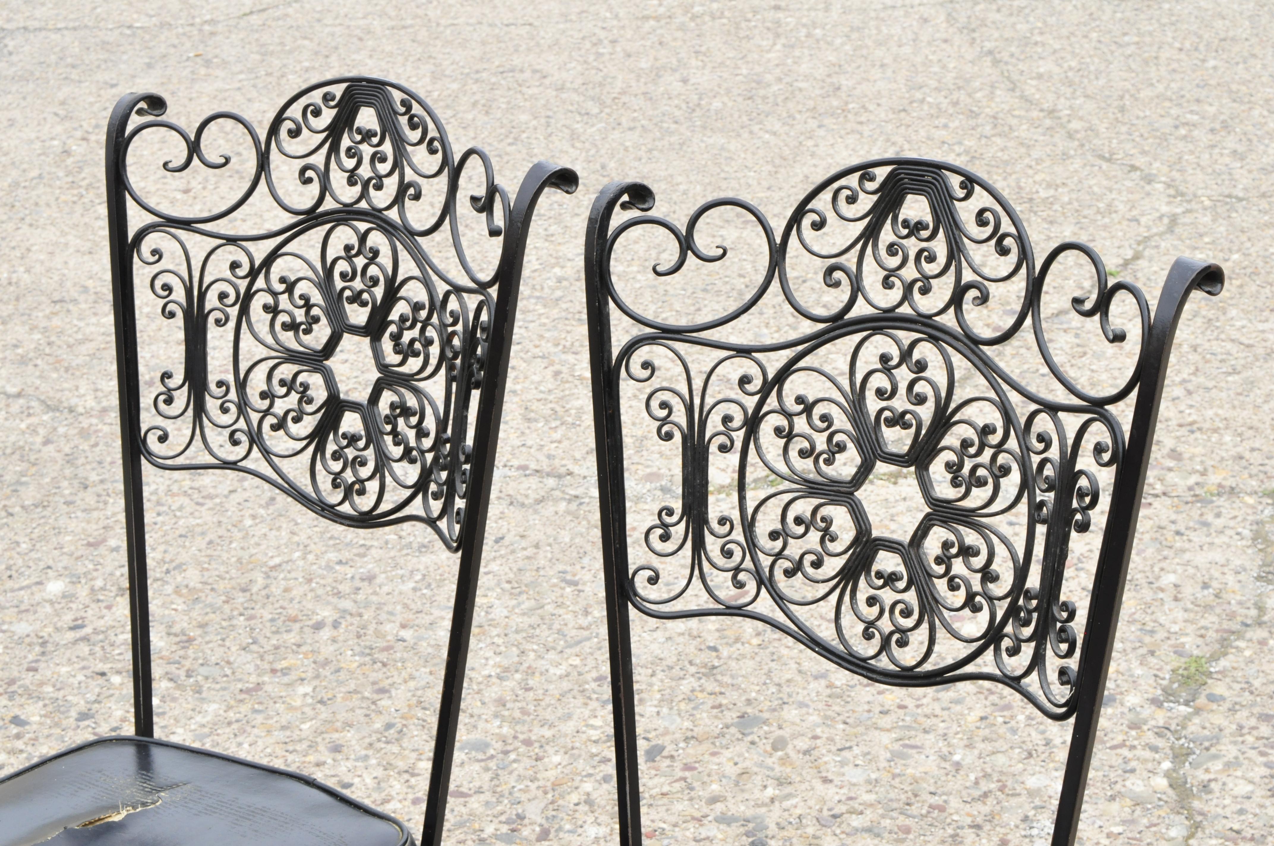 Américain 4 chaises de salle à manger vintage Woodard de style Andalusien en fer forgé par Contempo Frames