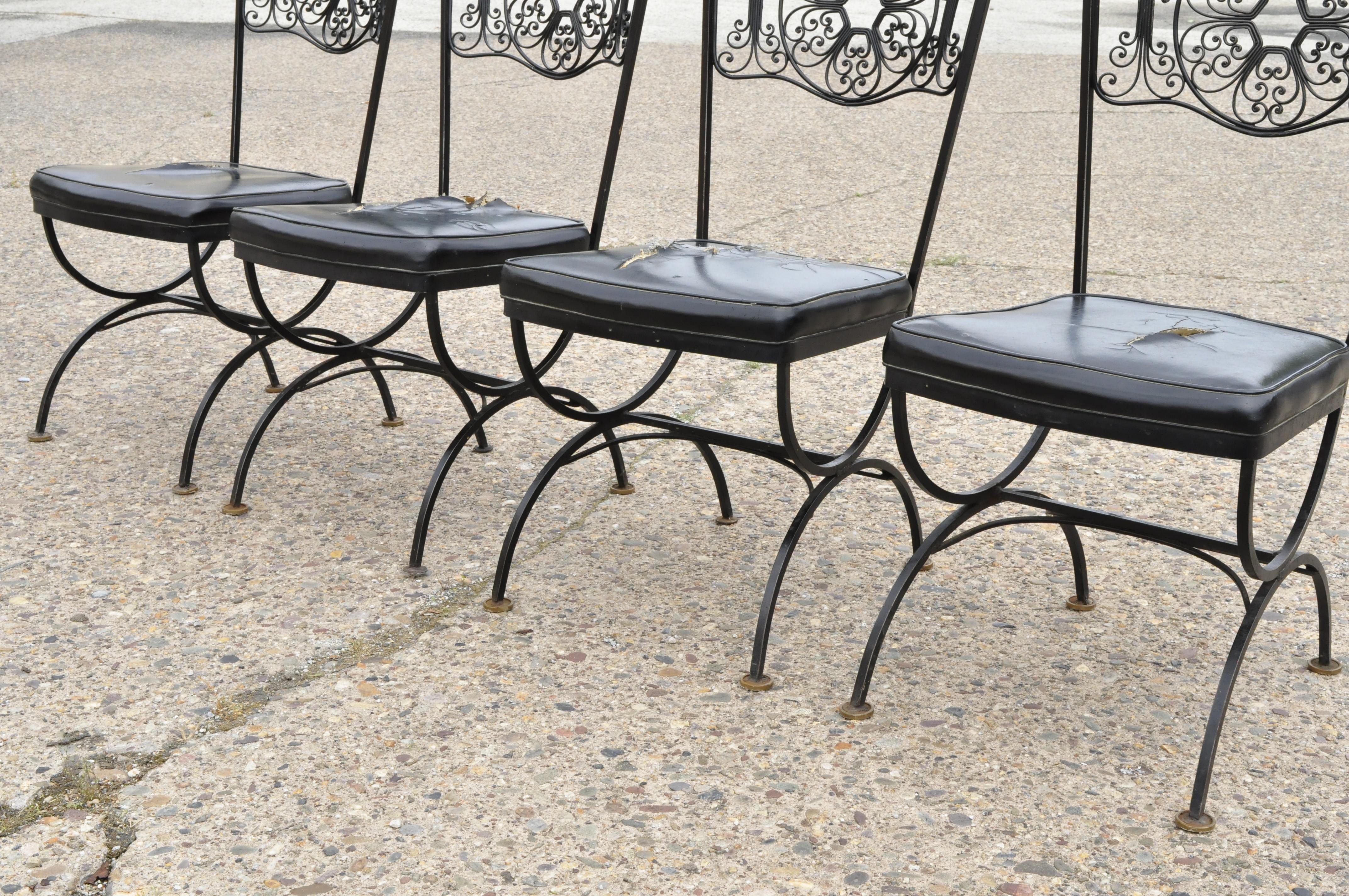 20ième siècle 4 chaises de salle à manger vintage Woodard de style Andalusien en fer forgé par Contempo Frames