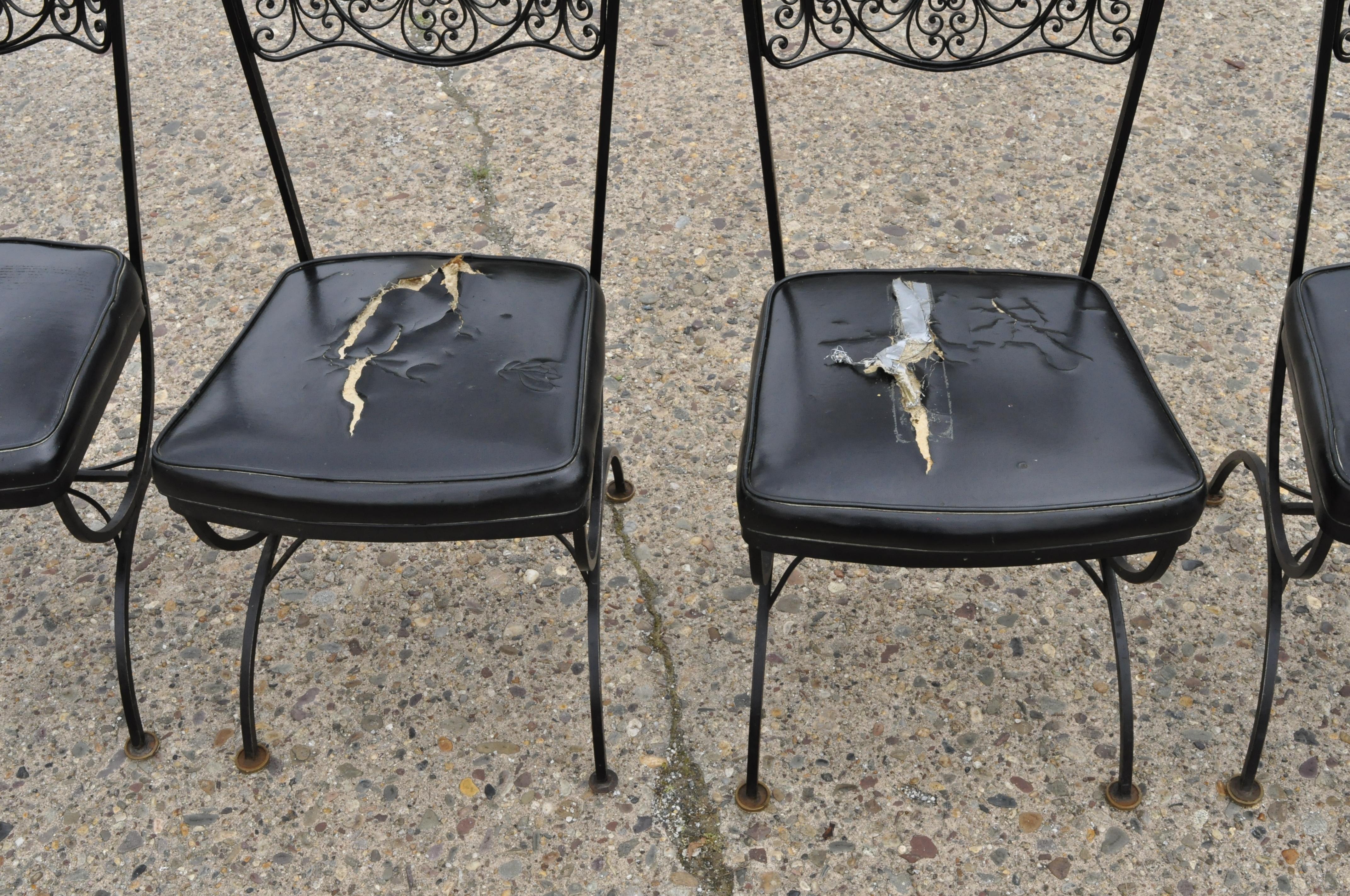 Naugahyde 4 chaises de salle à manger vintage Woodard de style Andalusien en fer forgé par Contempo Frames